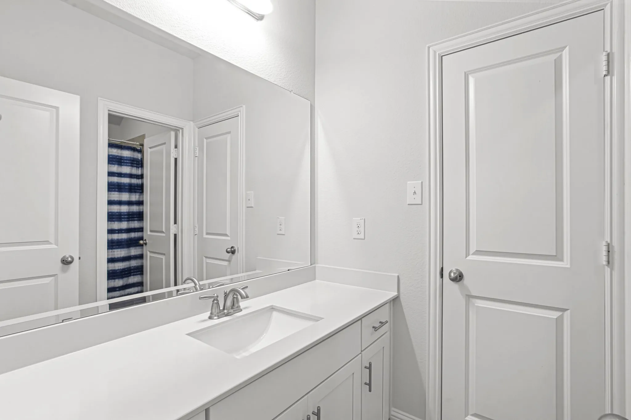 Secondary bathroom #2-upstairs