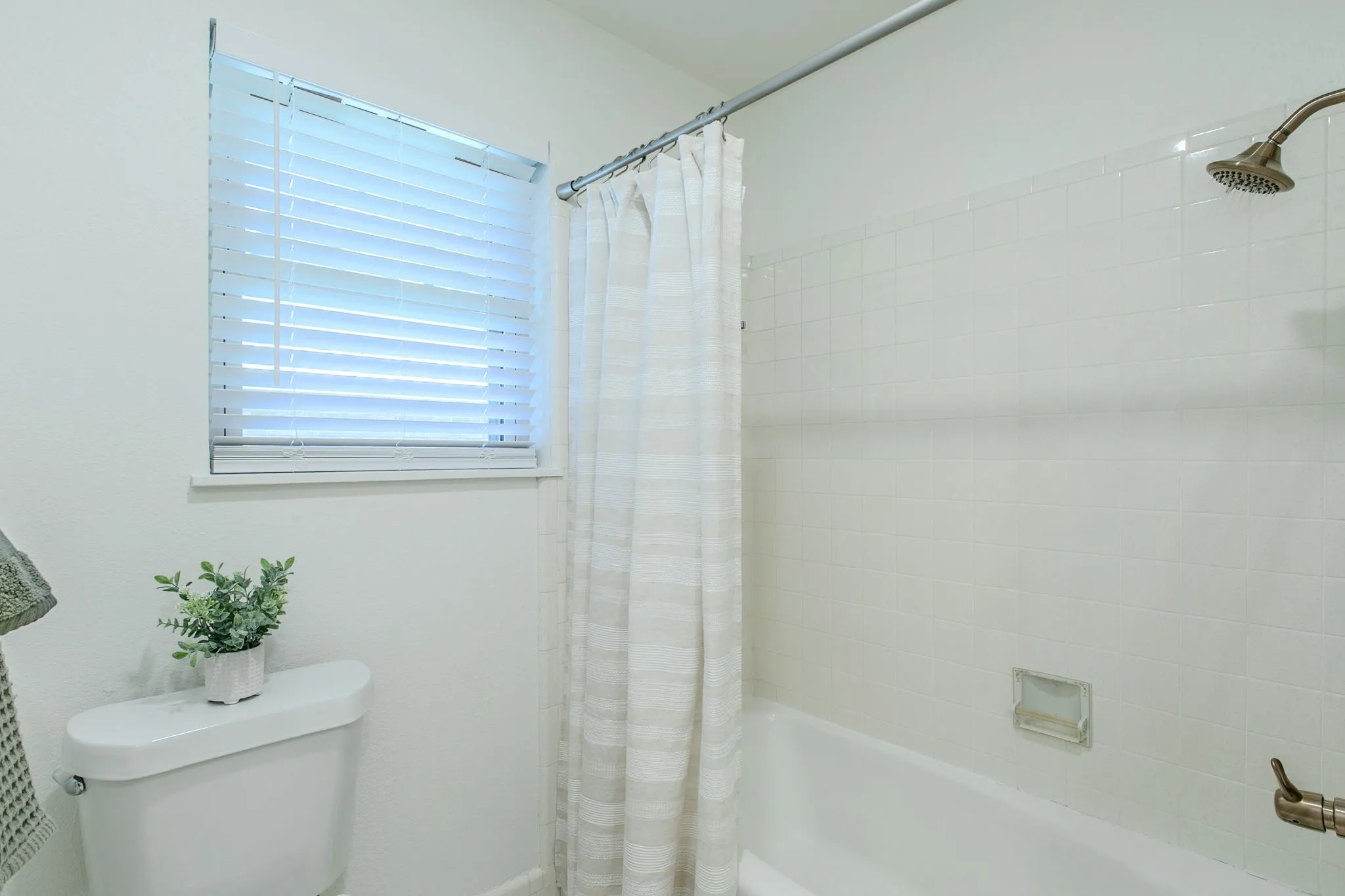 Single Family Residence For Sale in Mc Lennan County , 5220 Lake Charles Drive, Waco, Texas 76710, 4 Bedroom, 3 Bathroom, 2 Garage spaces, 2,215 Sqft, built in 1963, mls#21389806, Real Estate Agent in Waco, Homes For Sale in Mc Lennan county, Homes For Sale in Waco, Realtor in Waco Texas, Real Estate Brokerage Independent Realty Texas, Luminita Cordes Realtor