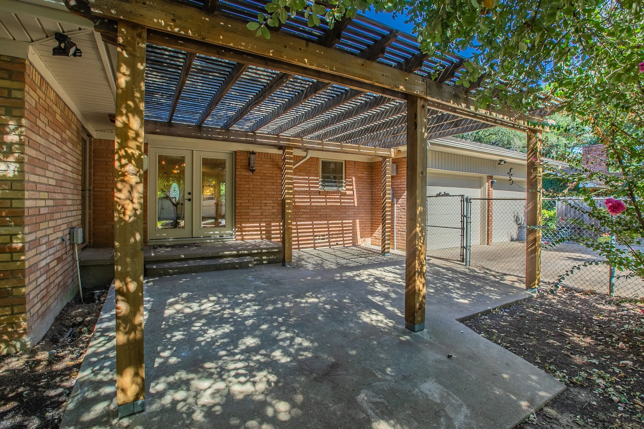 Single Family Residence For Sale in Mc Lennan County , 5220 Lake Charles Drive, Waco, Texas 76710, 4 Bedroom, 3 Bathroom, 2 Garage spaces, 2,215 Sqft, built in 1963, mls#21389806, Real Estate Agent in Waco, Homes For Sale in Mc Lennan county, Homes For Sale in Waco, Realtor in Waco Texas, Real Estate Brokerage Independent Realty Texas, Luminita Cordes Realtor