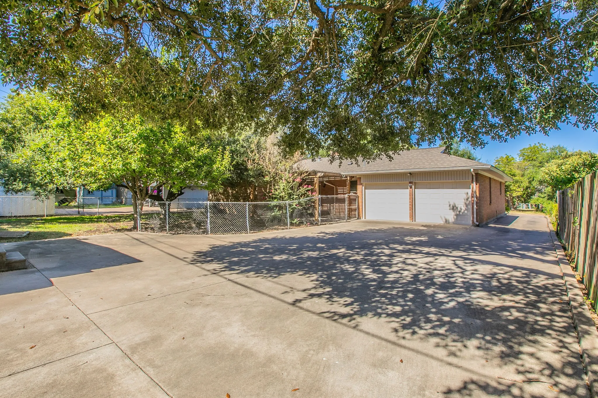 Single Family Residence For Sale in Mc Lennan County , 5220 Lake Charles Drive, Waco, Texas 76710, 4 Bedroom, 3 Bathroom, 2 Garage spaces, 2,215 Sqft, built in 1963, mls#21389806, Real Estate Agent in Waco, Homes For Sale in Mc Lennan county, Homes For Sale in Waco, Realtor in Waco Texas, Real Estate Brokerage Independent Realty Texas, Luminita Cordes Realtor