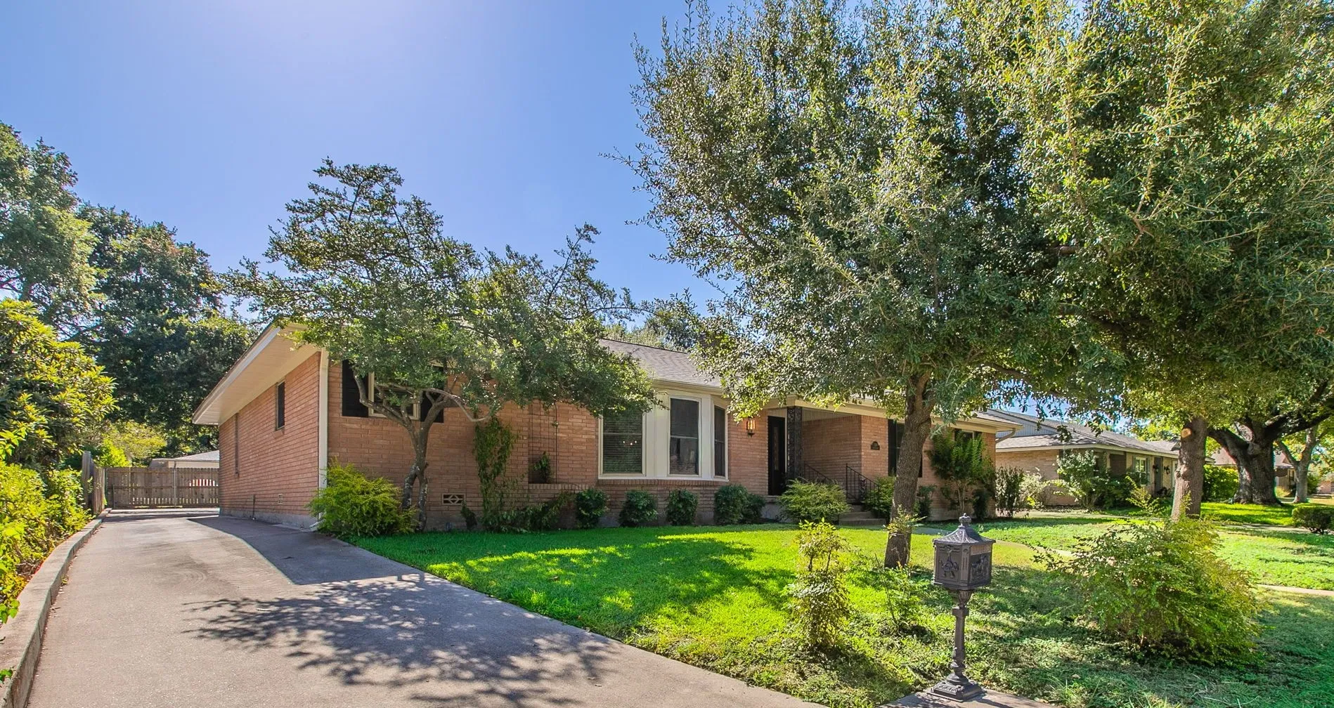 Single Family Residence For Sale in Mc Lennan County , 5220 Lake Charles Drive, Waco, Texas 76710, 4 Bedroom, 3 Bathroom, 2 Garage spaces, 2,215 Sqft, built in 1963, mls#21389806, Real Estate Agent in Waco, Homes For Sale in Mc Lennan county, Homes For Sale in Waco, Realtor in Waco Texas, Real Estate Brokerage Independent Realty Texas, Luminita Cordes Realtor