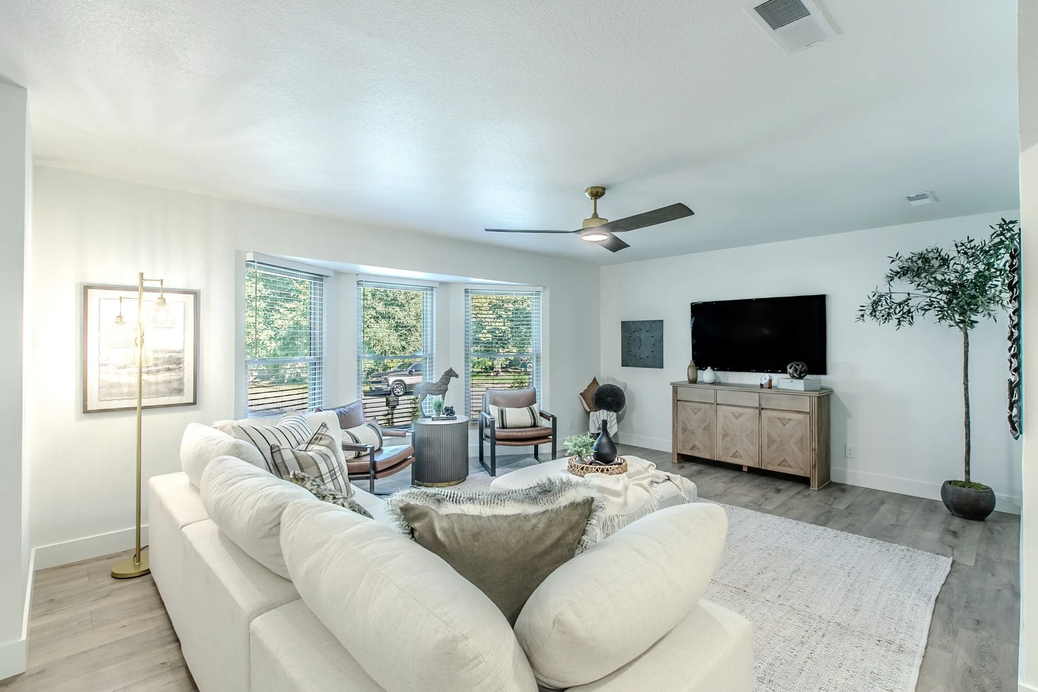 Single Family Residence For Sale in Mc Lennan County , 5220 Lake Charles Drive, Waco, Texas 76710, 4 Bedroom, 3 Bathroom, 2 Garage spaces, 2,215 Sqft, built in 1963, mls#21389806, Real Estate Agent in Waco, Homes For Sale in Mc Lennan county, Homes For Sale in Waco, Realtor in Waco Texas, Real Estate Brokerage Independent Realty Texas, Luminita Cordes Realtor