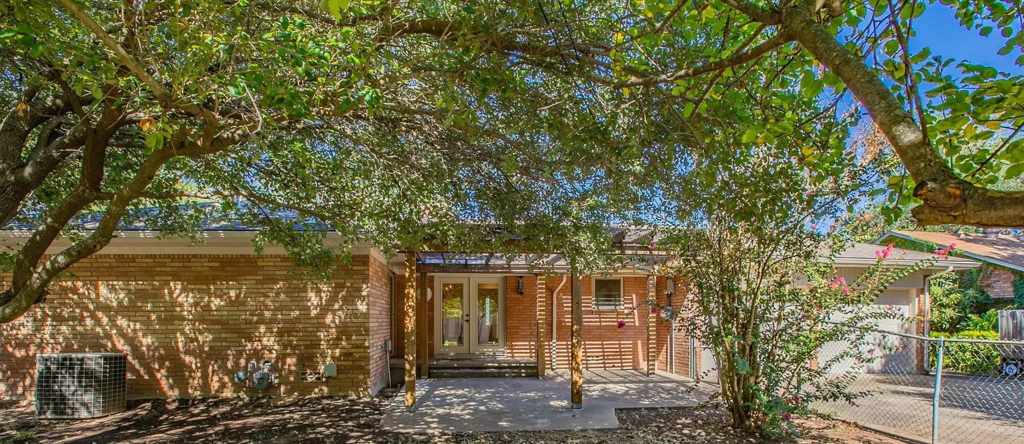 Single Family Residence For Sale in Mc Lennan County , 5220 Lake Charles Drive, Waco, Texas 76710, 4 Bedroom, 3 Bathroom, 2 Garage spaces, 2,215 Sqft, built in 1963, mls#21389806, Real Estate Agent in Waco, Homes For Sale in Mc Lennan county, Homes For Sale in Waco, Realtor in Waco Texas, Real Estate Brokerage Independent Realty Texas, Luminita Cordes Realtor