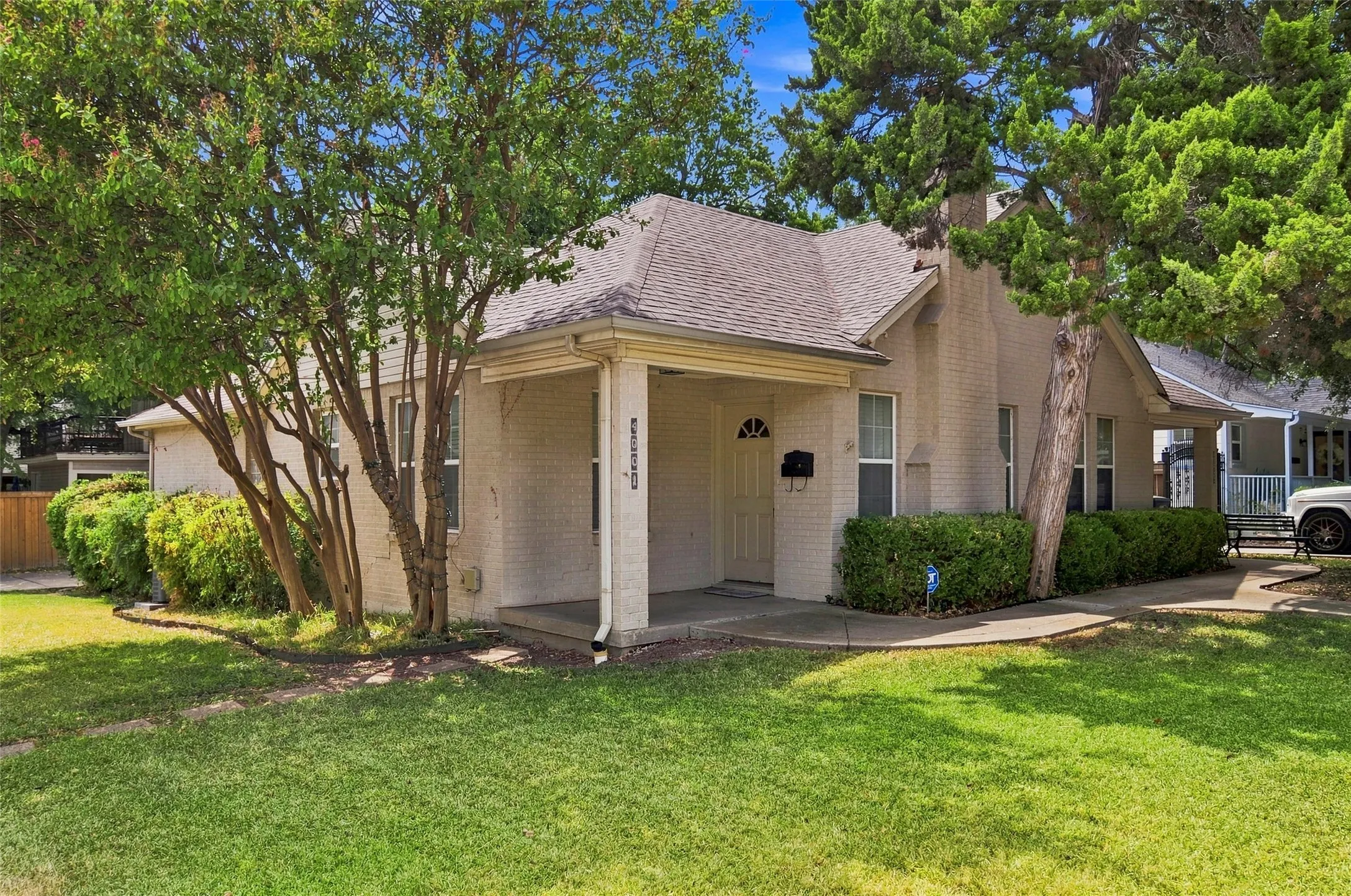 Triplex For Rent in Tarrant County , 4001 El Campo Avenue, Fort Worth, Texas 76107, 1 Bedroom, 1 Bathroom, Garage spaces, 2,337 Sqft, built in 1940, mls#21388580, Real Estate Agent in Fort Worth, Homes For Rent in Tarrant county, Homes For Rent in Fort Worth, Realtor in Fort Worth Texas, Real Estate Brokerage Independent Realty Texas, Luminita Cordes Realtor