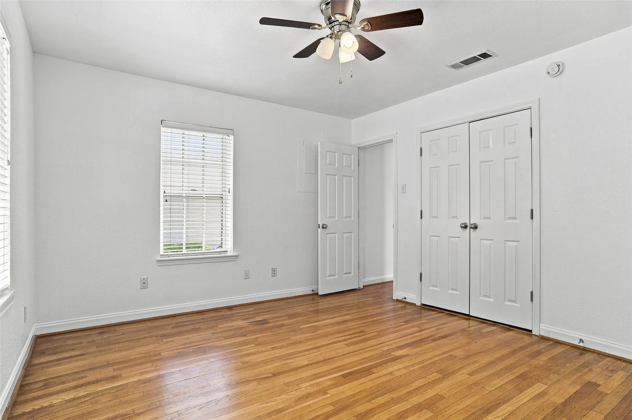 Triplex For Rent in Tarrant County , 4001 El Campo Avenue, Fort Worth, Texas 76107, 1 Bedroom, 1 Bathroom, Garage spaces, 2,337 Sqft, built in 1940, mls#21388580, Real Estate Agent in Fort Worth, Homes For Rent in Tarrant county, Homes For Rent in Fort Worth, Realtor in Fort Worth Texas, Real Estate Brokerage Independent Realty Texas, Luminita Cordes Realtor