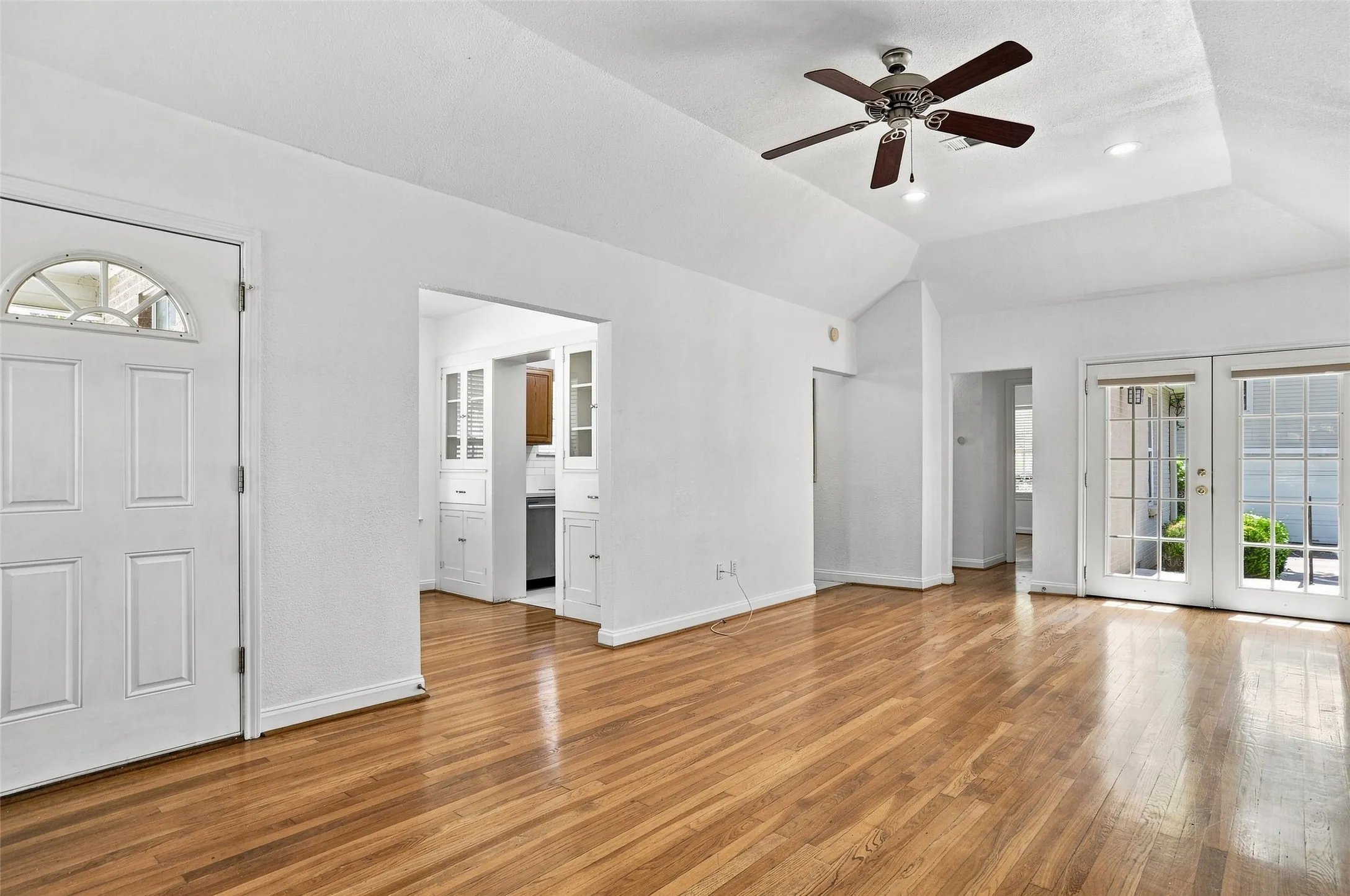 Triplex For Rent in Tarrant County , 4001 El Campo Avenue, Fort Worth, Texas 76107, 1 Bedroom, 1 Bathroom, Garage spaces, 2,337 Sqft, built in 1940, mls#21388580, Real Estate Agent in Fort Worth, Homes For Rent in Tarrant county, Homes For Rent in Fort Worth, Realtor in Fort Worth Texas, Real Estate Brokerage Independent Realty Texas, Luminita Cordes Realtor