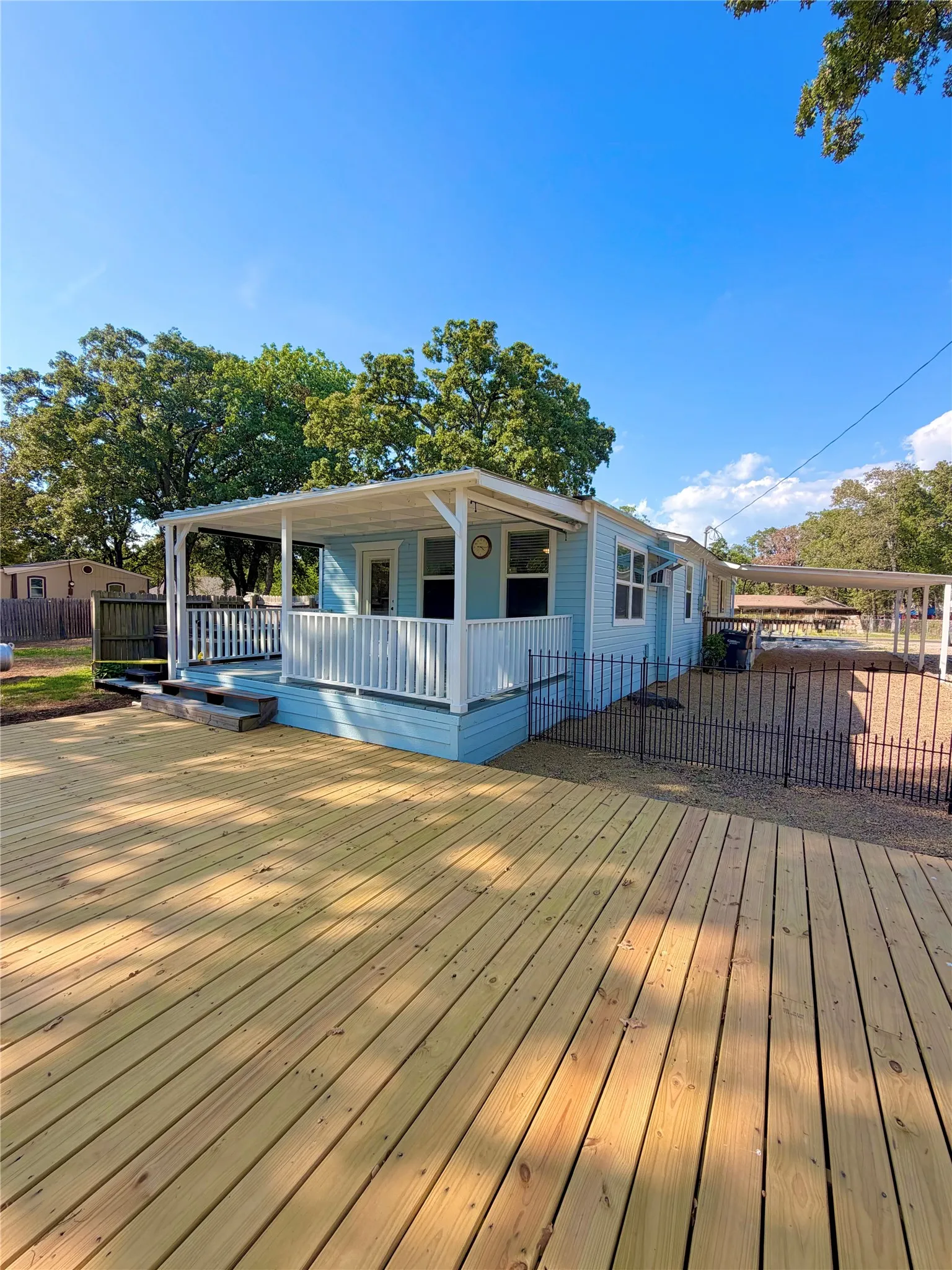 Single Family Residence For Sale in Hunt County , 9669 Lakeland Loop, Quinlan, Texas 75474, 2 Bedroom, 1 Bathroom, Garage spaces, 1,131 Sqft, built in 1962, mls#21390178, Real Estate Agent in Quinlan, Homes For Sale in Hunt county, Homes For Sale in Quinlan, Realtor in Quinlan Texas, Real Estate Brokerage Independent Realty Texas, Luminita Cordes Realtor