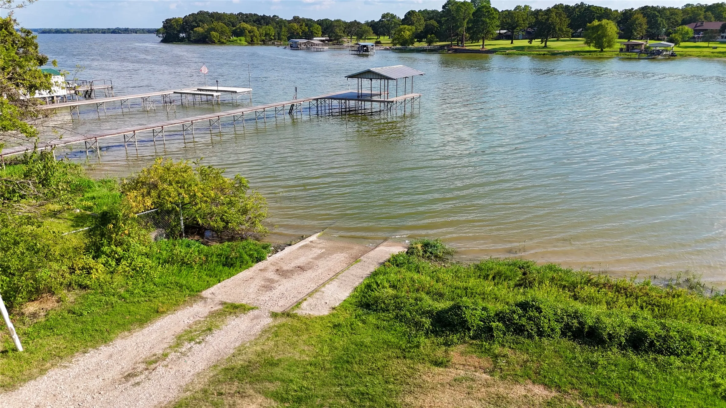 Single Family Residence For Sale in Hunt County , 9669 Lakeland Loop, Quinlan, Texas 75474, 2 Bedroom, 1 Bathroom, Garage spaces, 1,131 Sqft, built in 1962, mls#21390178, Real Estate Agent in Quinlan, Homes For Sale in Hunt county, Homes For Sale in Quinlan, Realtor in Quinlan Texas, Real Estate Brokerage Independent Realty Texas, Luminita Cordes Realtor