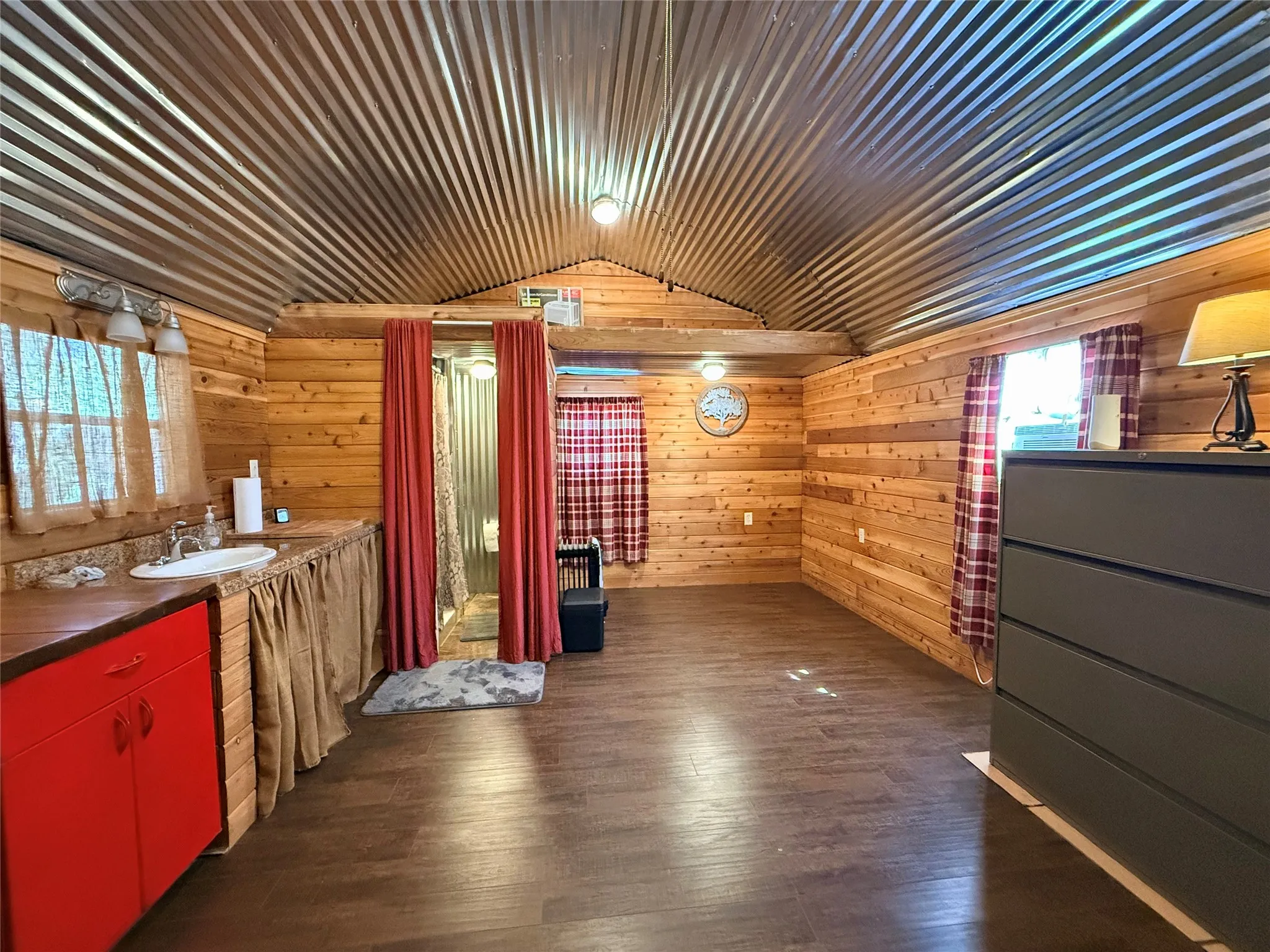 Single Family Residence For Sale in Hunt County , 9669 Lakeland Loop, Quinlan, Texas 75474, 2 Bedroom, 1 Bathroom, Garage spaces, 1,131 Sqft, built in 1962, mls#21390178, Real Estate Agent in Quinlan, Homes For Sale in Hunt county, Homes For Sale in Quinlan, Realtor in Quinlan Texas, Real Estate Brokerage Independent Realty Texas, Luminita Cordes Realtor