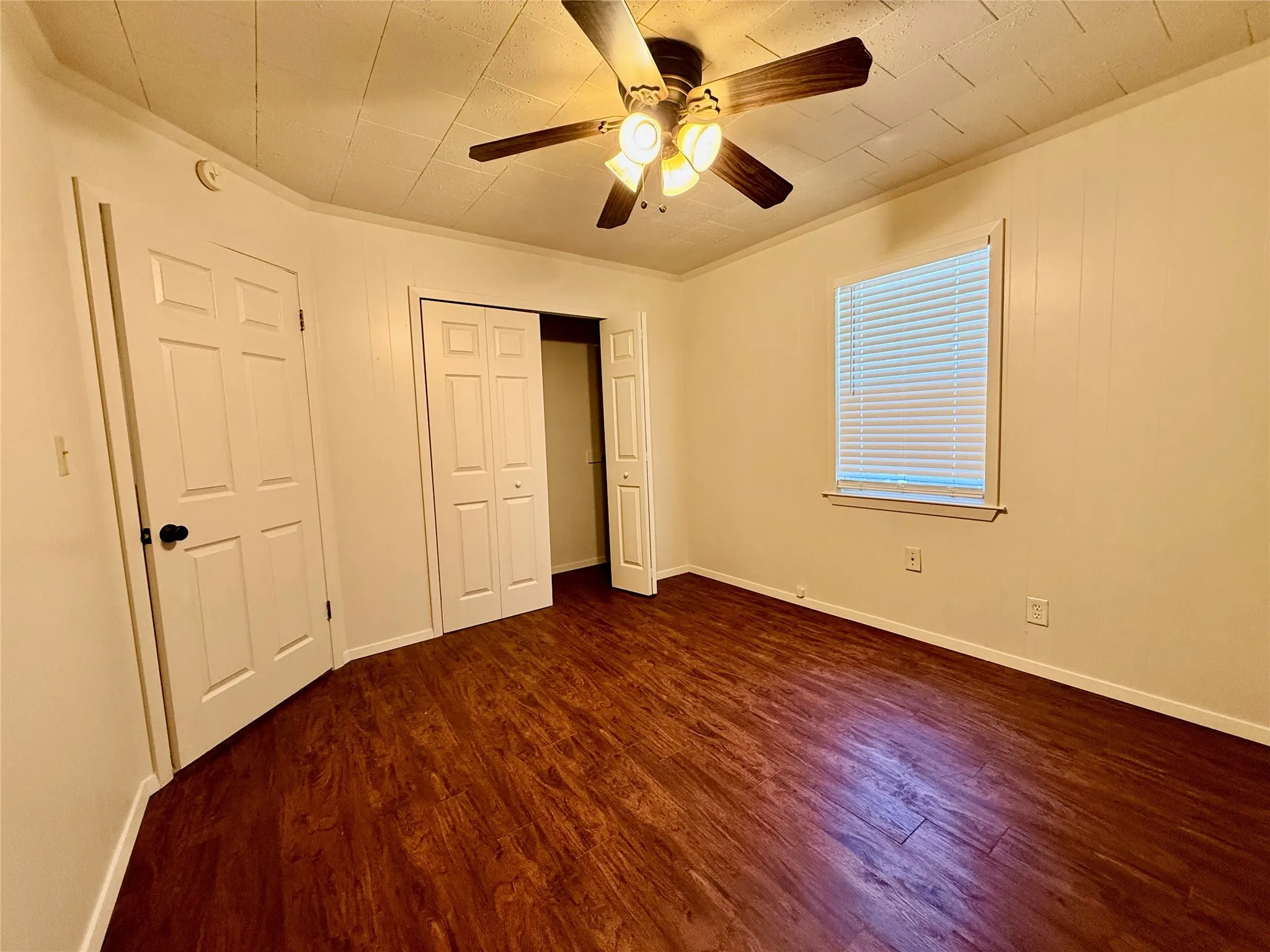 Single Family Residence For Sale in Hunt County , 9669 Lakeland Loop, Quinlan, Texas 75474, 2 Bedroom, 1 Bathroom, Garage spaces, 1,131 Sqft, built in 1962, mls#21390178, Real Estate Agent in Quinlan, Homes For Sale in Hunt county, Homes For Sale in Quinlan, Realtor in Quinlan Texas, Real Estate Brokerage Independent Realty Texas, Luminita Cordes Realtor