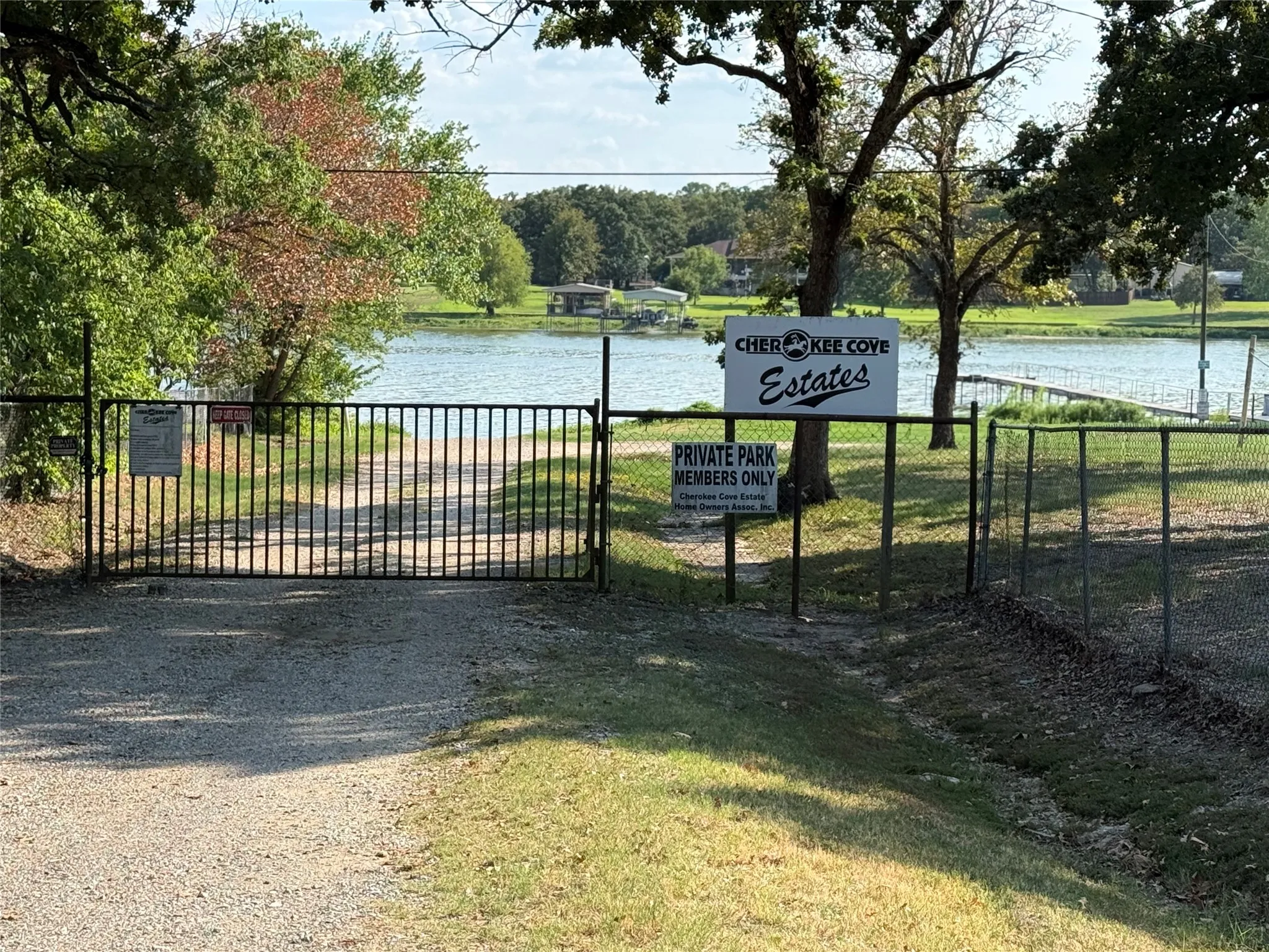 Single Family Residence For Sale in Hunt County , 9669 Lakeland Loop, Quinlan, Texas 75474, 2 Bedroom, 1 Bathroom, Garage spaces, 1,131 Sqft, built in 1962, mls#21390178, Real Estate Agent in Quinlan, Homes For Sale in Hunt county, Homes For Sale in Quinlan, Realtor in Quinlan Texas, Real Estate Brokerage Independent Realty Texas, Luminita Cordes Realtor