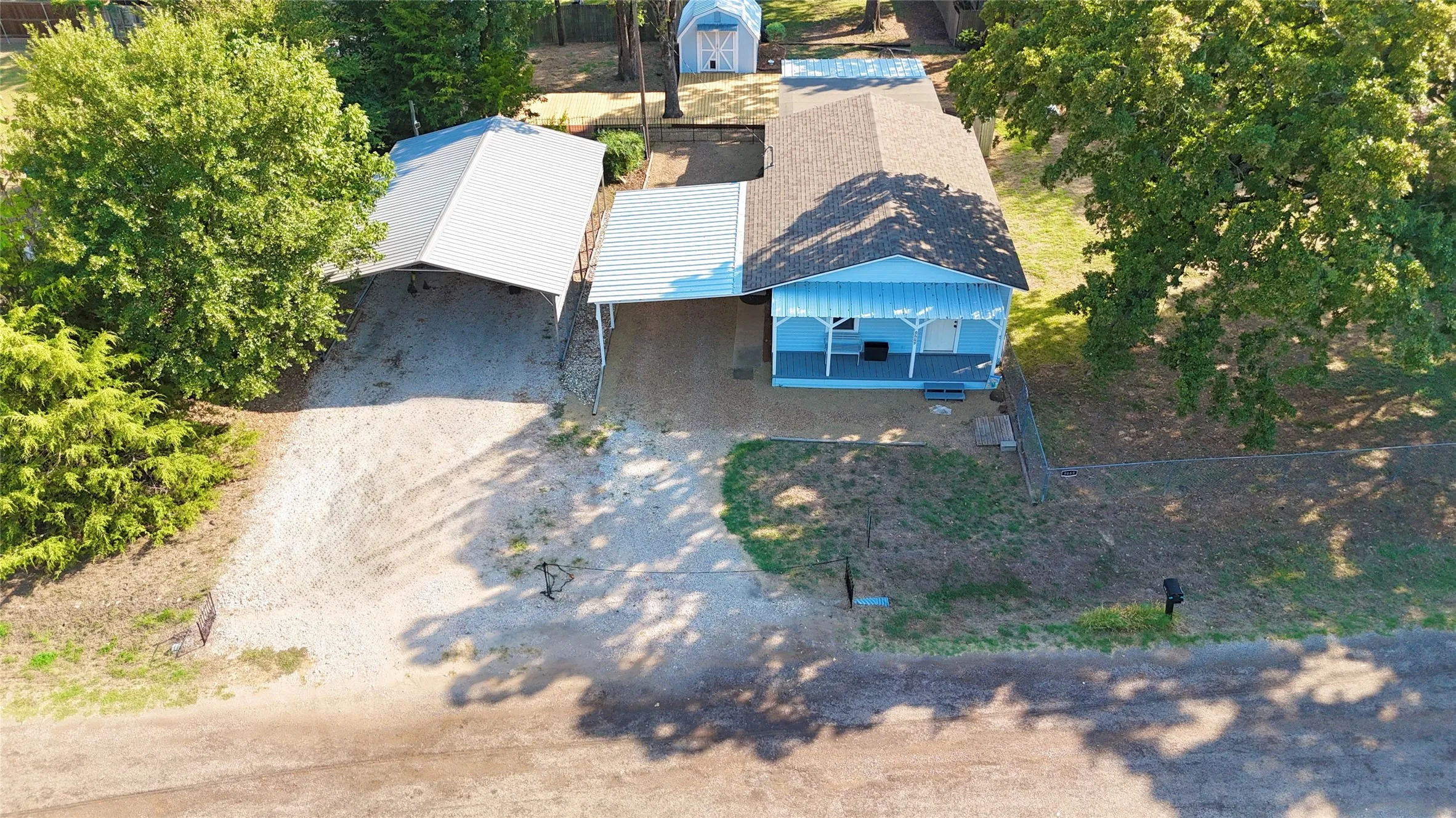 Single Family Residence For Sale in Hunt County , 9669 Lakeland Loop, Quinlan, Texas 75474, 2 Bedroom, 1 Bathroom, Garage spaces, 1,131 Sqft, built in 1962, mls#21390178, Real Estate Agent in Quinlan, Homes For Sale in Hunt county, Homes For Sale in Quinlan, Realtor in Quinlan Texas, Real Estate Brokerage Independent Realty Texas, Luminita Cordes Realtor