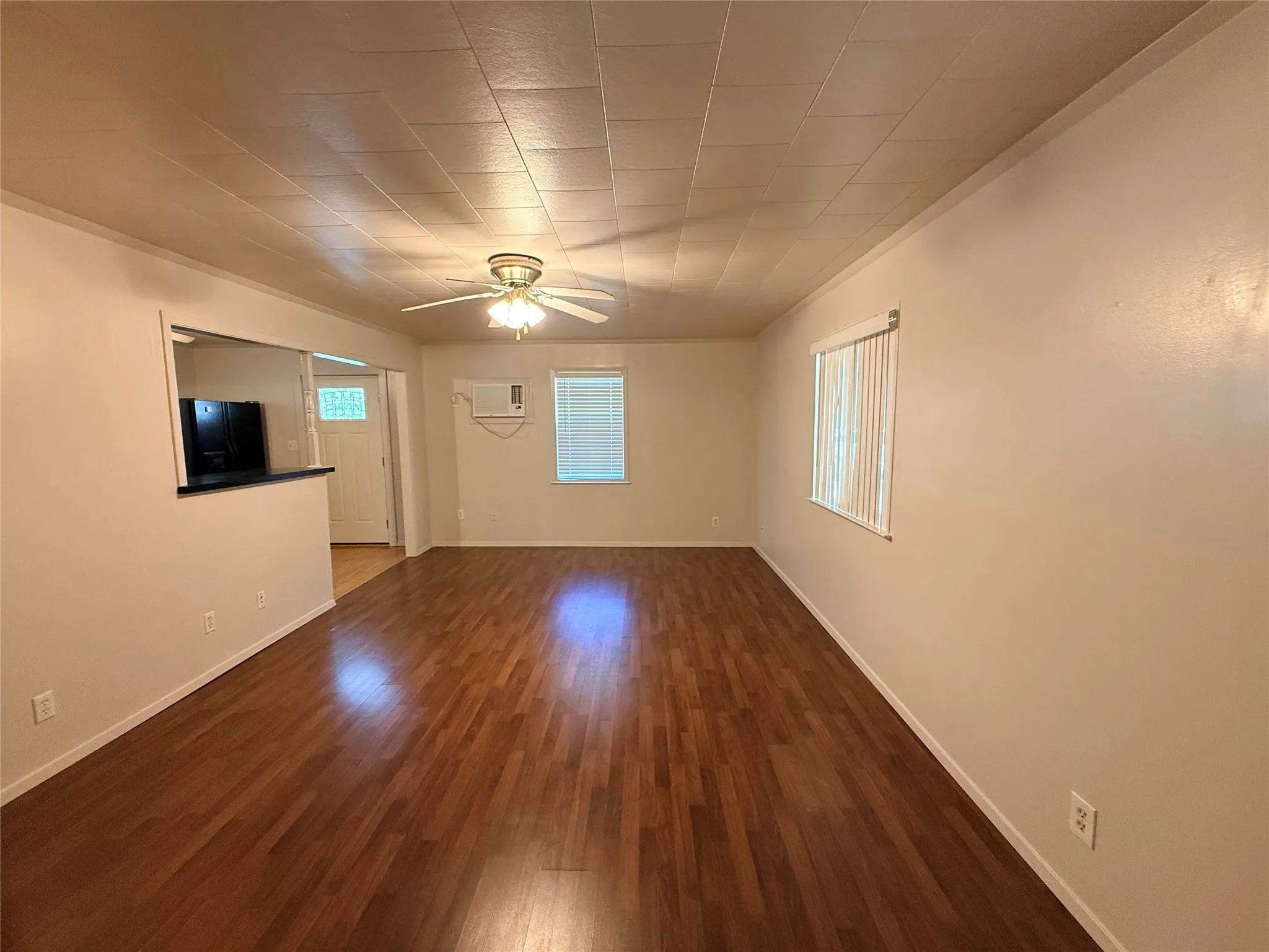 Single Family Residence For Sale in Hunt County , 9669 Lakeland Loop, Quinlan, Texas 75474, 2 Bedroom, 1 Bathroom, Garage spaces, 1,131 Sqft, built in 1962, mls#21390178, Real Estate Agent in Quinlan, Homes For Sale in Hunt county, Homes For Sale in Quinlan, Realtor in Quinlan Texas, Real Estate Brokerage Independent Realty Texas, Luminita Cordes Realtor