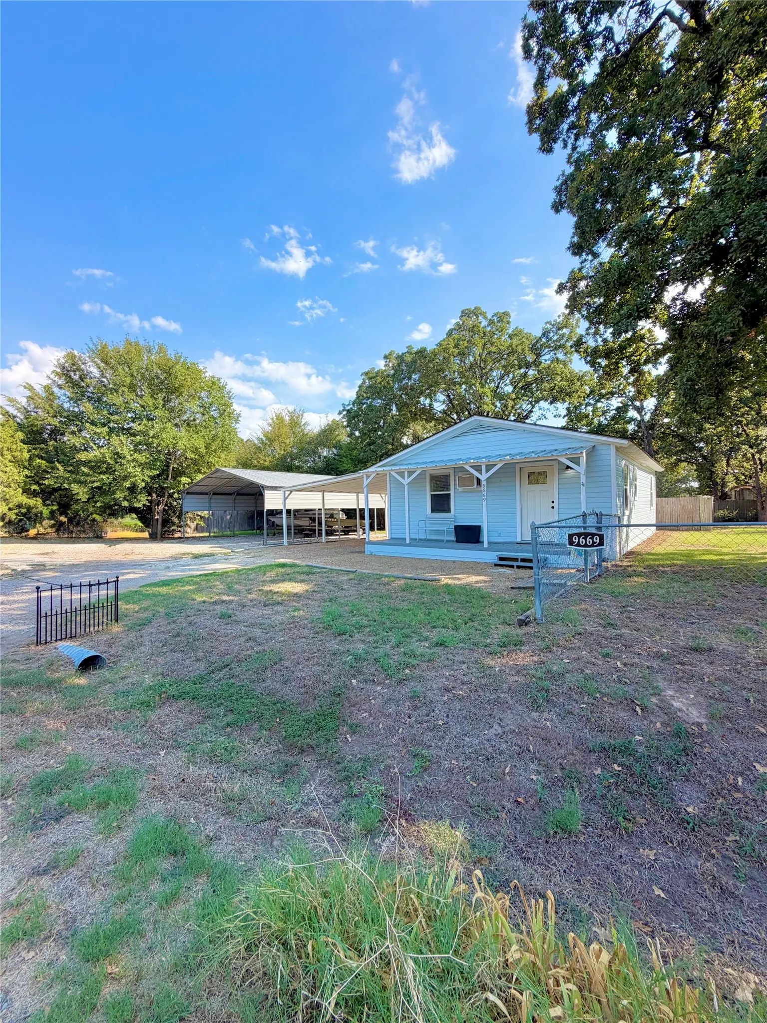 Single Family Residence For Sale in Hunt County , 9669 Lakeland Loop, Quinlan, Texas 75474, 2 Bedroom, 1 Bathroom, Garage spaces, 1,131 Sqft, built in 1962, mls#21390178, Real Estate Agent in Quinlan, Homes For Sale in Hunt county, Homes For Sale in Quinlan, Realtor in Quinlan Texas, Real Estate Brokerage Independent Realty Texas, Luminita Cordes Realtor