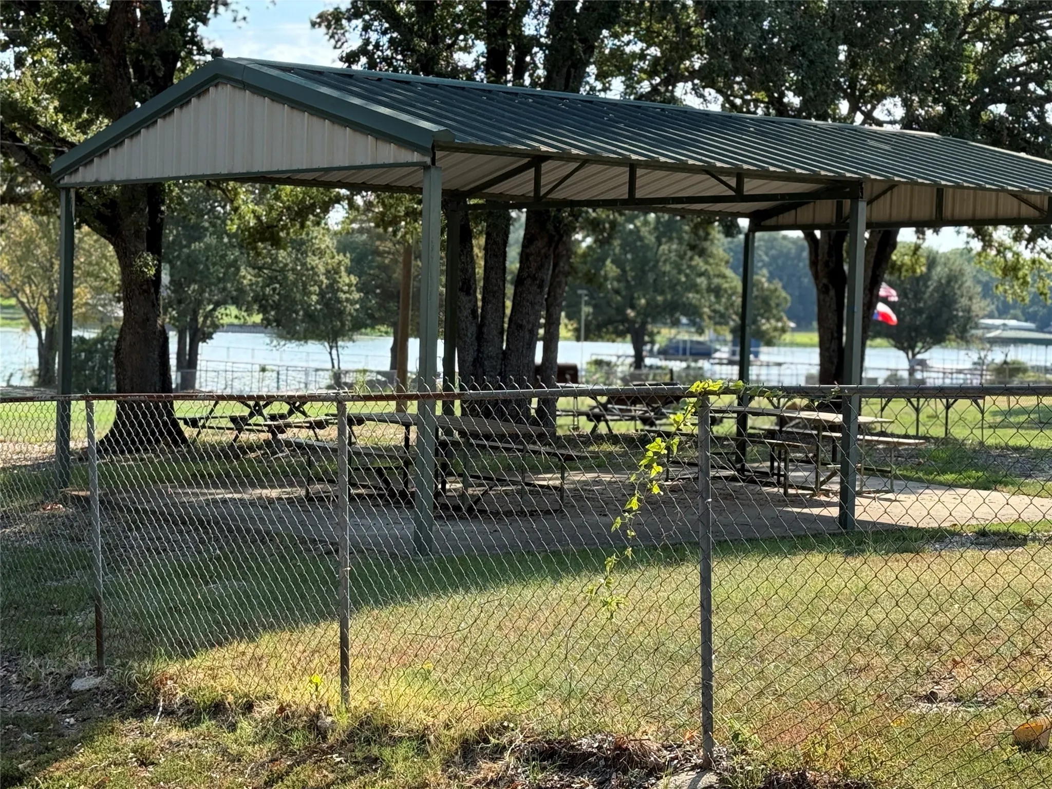 Single Family Residence For Sale in Hunt County , 9669 Lakeland Loop, Quinlan, Texas 75474, 2 Bedroom, 1 Bathroom, Garage spaces, 1,131 Sqft, built in 1962, mls#21390178, Real Estate Agent in Quinlan, Homes For Sale in Hunt county, Homes For Sale in Quinlan, Realtor in Quinlan Texas, Real Estate Brokerage Independent Realty Texas, Luminita Cordes Realtor