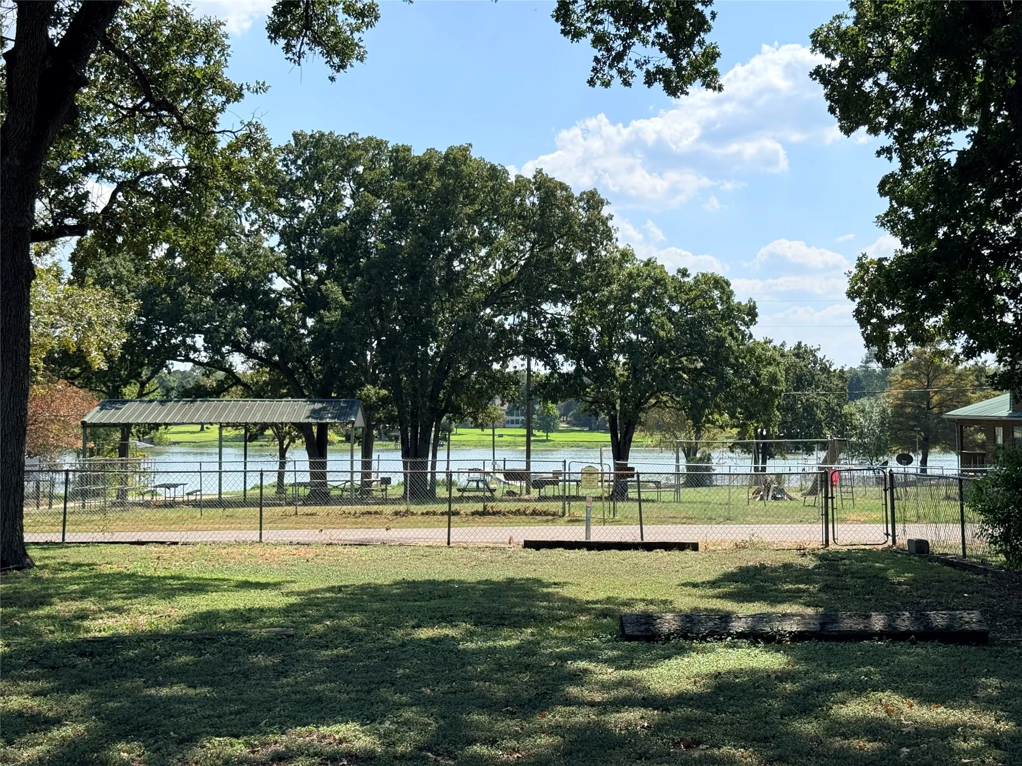 Single Family Residence For Sale in Hunt County , 9669 Lakeland Loop, Quinlan, Texas 75474, 2 Bedroom, 1 Bathroom, Garage spaces, 1,131 Sqft, built in 1962, mls#21390178, Real Estate Agent in Quinlan, Homes For Sale in Hunt county, Homes For Sale in Quinlan, Realtor in Quinlan Texas, Real Estate Brokerage Independent Realty Texas, Luminita Cordes Realtor