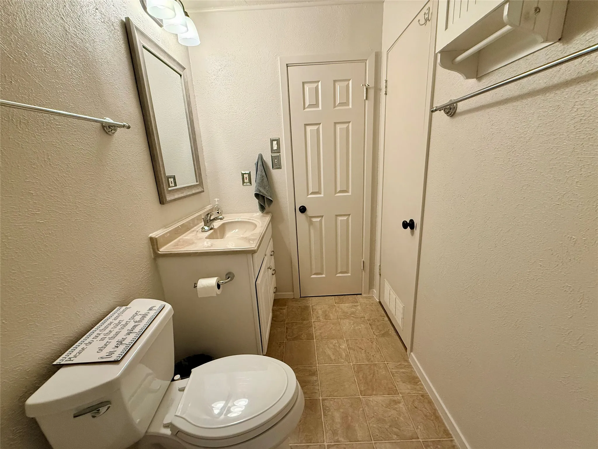 Single Family Residence For Sale in Hunt County , 9669 Lakeland Loop, Quinlan, Texas 75474, 2 Bedroom, 1 Bathroom, Garage spaces, 1,131 Sqft, built in 1962, mls#21390178, Real Estate Agent in Quinlan, Homes For Sale in Hunt county, Homes For Sale in Quinlan, Realtor in Quinlan Texas, Real Estate Brokerage Independent Realty Texas, Luminita Cordes Realtor