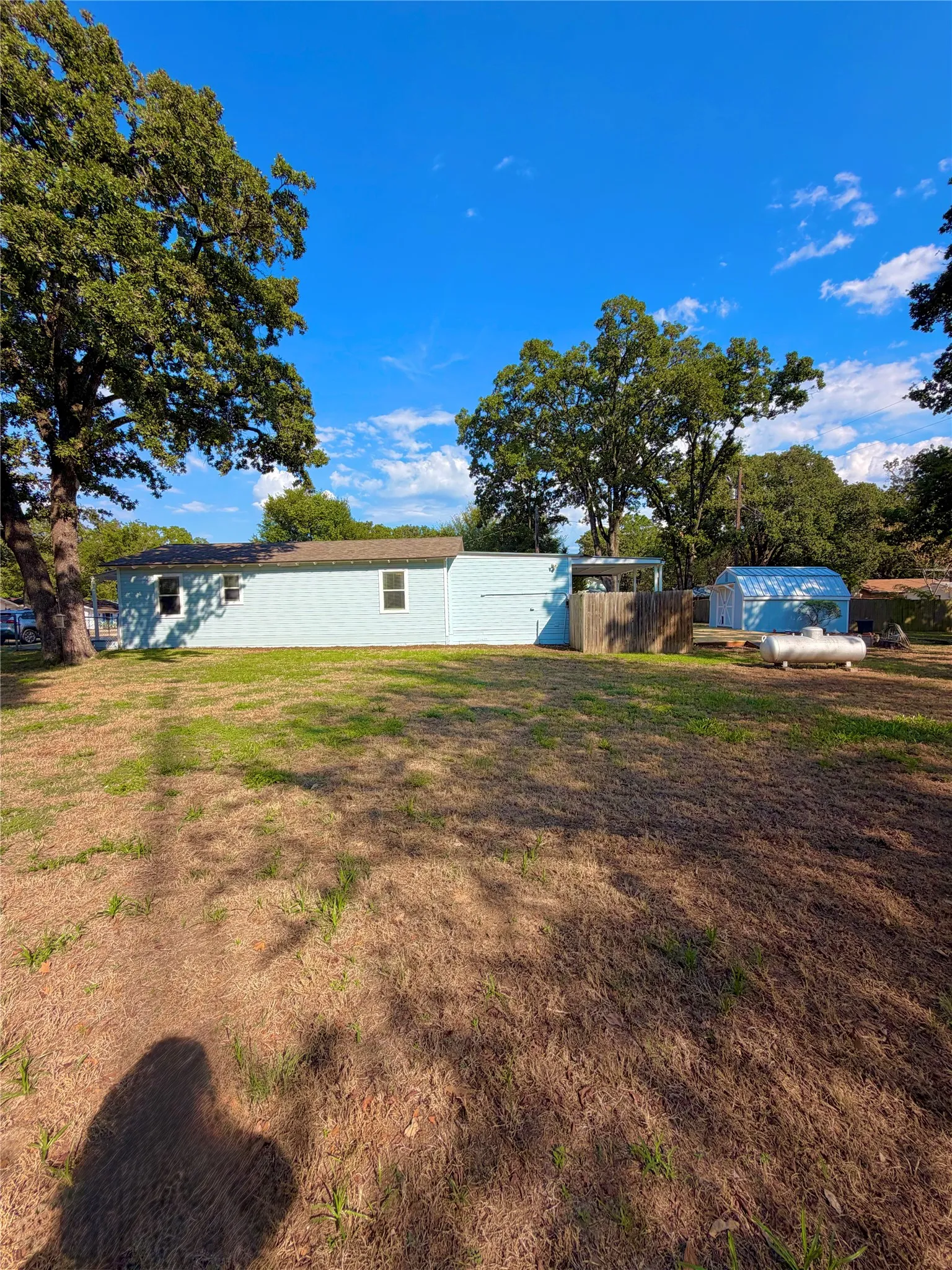 Single Family Residence For Sale in Hunt County , 9669 Lakeland Loop, Quinlan, Texas 75474, 2 Bedroom, 1 Bathroom, Garage spaces, 1,131 Sqft, built in 1962, mls#21390178, Real Estate Agent in Quinlan, Homes For Sale in Hunt county, Homes For Sale in Quinlan, Realtor in Quinlan Texas, Real Estate Brokerage Independent Realty Texas, Luminita Cordes Realtor