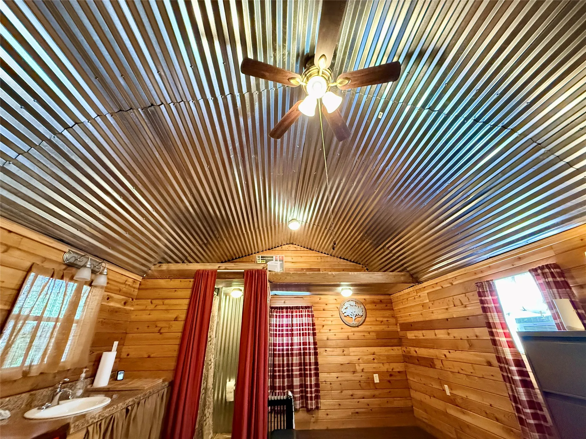 Single Family Residence For Sale in Hunt County , 9669 Lakeland Loop, Quinlan, Texas 75474, 2 Bedroom, 1 Bathroom, Garage spaces, 1,131 Sqft, built in 1962, mls#21390178, Real Estate Agent in Quinlan, Homes For Sale in Hunt county, Homes For Sale in Quinlan, Realtor in Quinlan Texas, Real Estate Brokerage Independent Realty Texas, Luminita Cordes Realtor