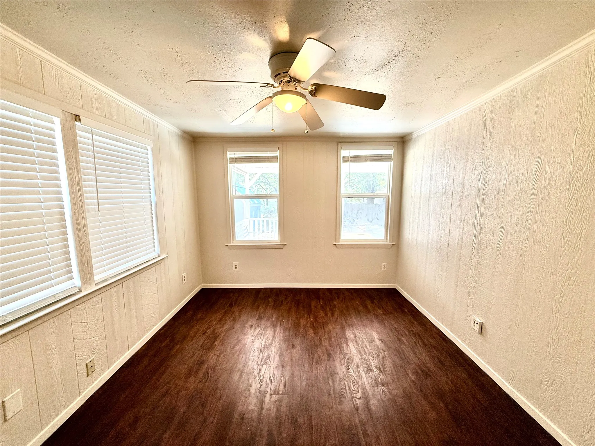 Single Family Residence For Sale in Hunt County , 9669 Lakeland Loop, Quinlan, Texas 75474, 2 Bedroom, 1 Bathroom, Garage spaces, 1,131 Sqft, built in 1962, mls#21390178, Real Estate Agent in Quinlan, Homes For Sale in Hunt county, Homes For Sale in Quinlan, Realtor in Quinlan Texas, Real Estate Brokerage Independent Realty Texas, Luminita Cordes Realtor