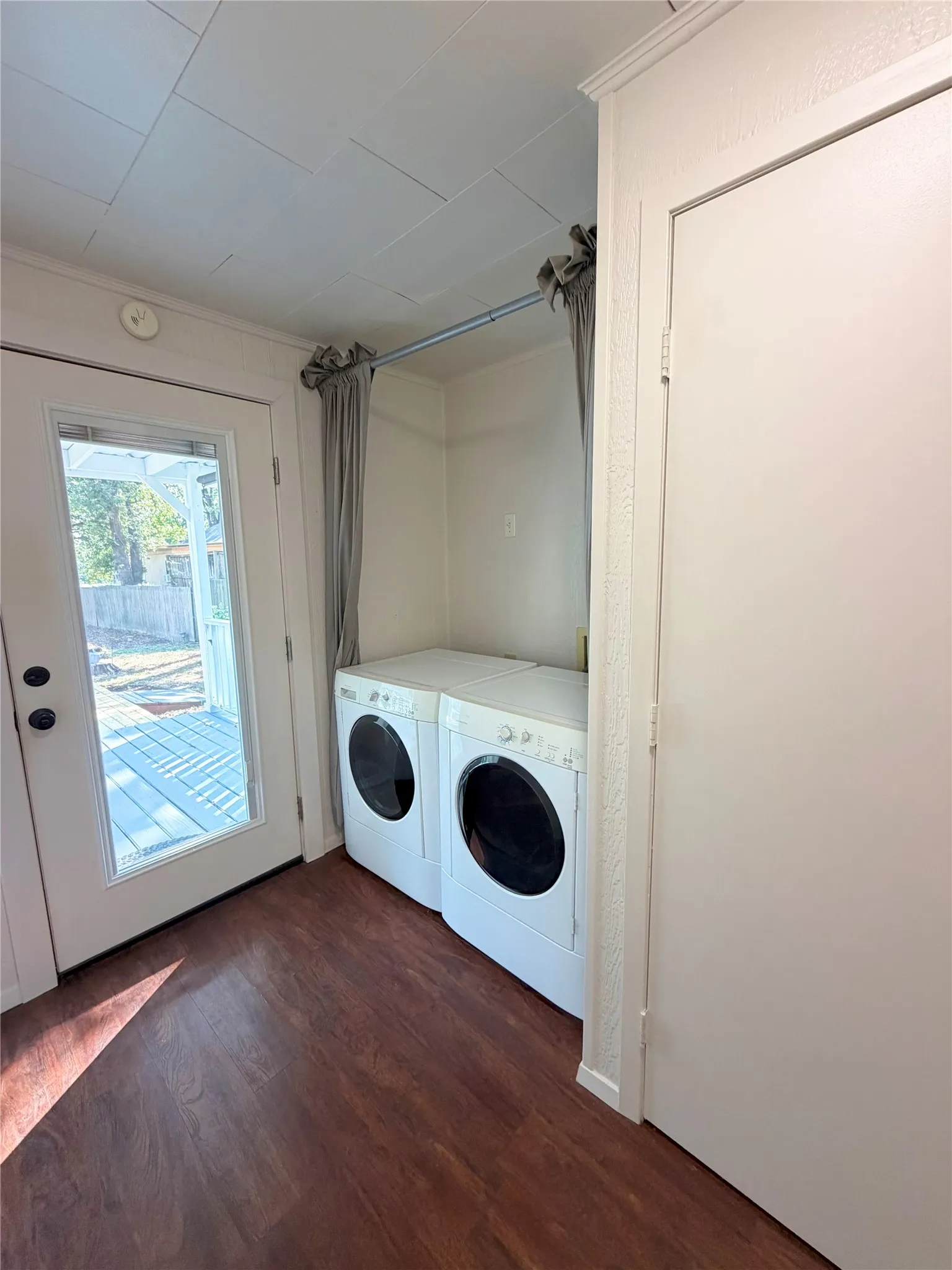 Single Family Residence For Sale in Hunt County , 9669 Lakeland Loop, Quinlan, Texas 75474, 2 Bedroom, 1 Bathroom, Garage spaces, 1,131 Sqft, built in 1962, mls#21390178, Real Estate Agent in Quinlan, Homes For Sale in Hunt county, Homes For Sale in Quinlan, Realtor in Quinlan Texas, Real Estate Brokerage Independent Realty Texas, Luminita Cordes Realtor