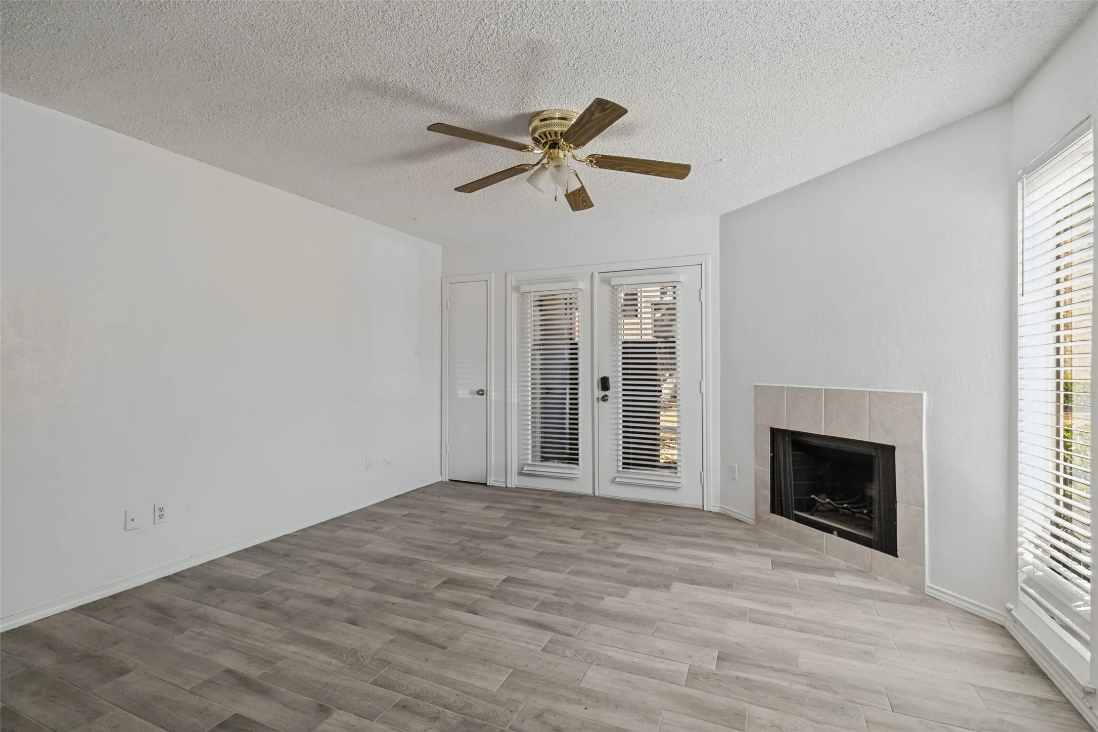 Condominium For Sale in Dallas County , 9807 Walnut Street D105, Dallas, Texas 75243, 1 Bedroom, 1 Bathroom, Garage spaces, 551 Sqft, built in 1981, mls#21390984, Real Estate Agent in Dallas, Homes For Sale in Dallas county, Homes For Sale in Dallas, Realtor in Dallas Texas, Real Estate Brokerage Independent Realty Texas, Luminita Cordes Realtor
