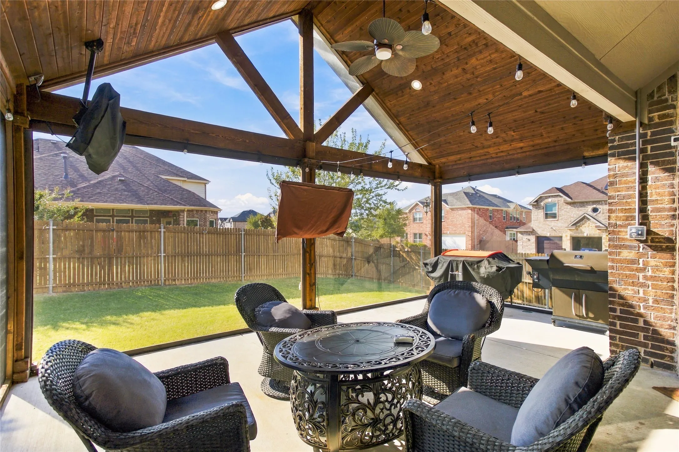 Amazing electronic screened in back patio
