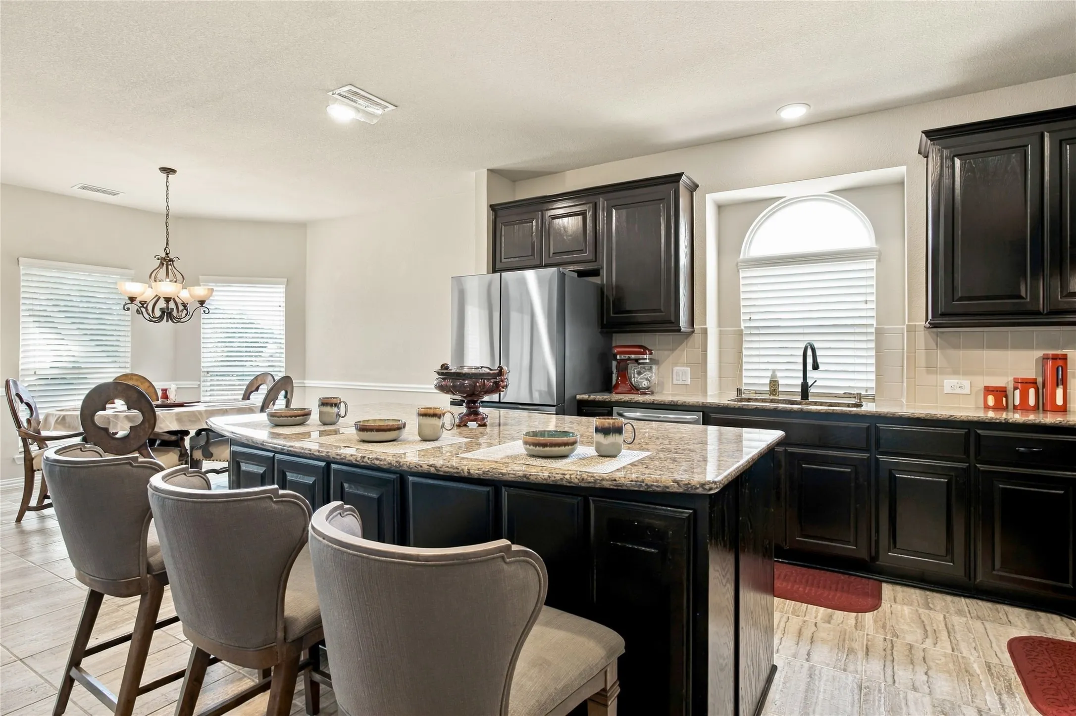 Large island and breakfast nook