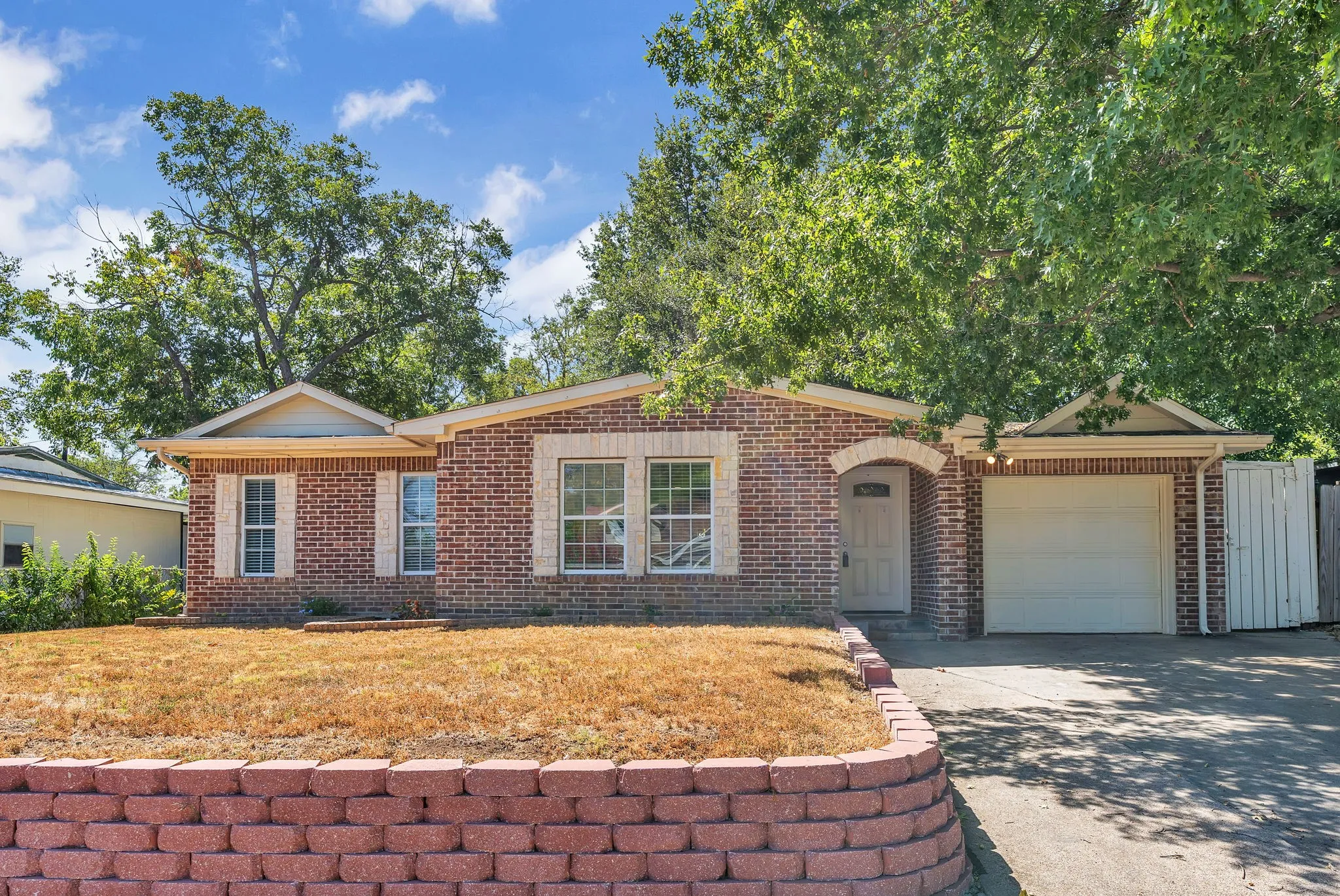 Single Family Residence For Sale in Tarrant County , 1314 E Lovers Lane, Arlington, Texas 76010, 3 Bedroom, 2 Bathroom, 1 Garage spaces, 1,473 Sqft, built in 1954, mls#21391028, Real Estate Agent in Arlington, Homes For Sale in Tarrant county, Homes For Sale in Arlington, Realtor in Arlington Texas, Real Estate Brokerage Independent Realty Texas, Luminita Cordes Realtor