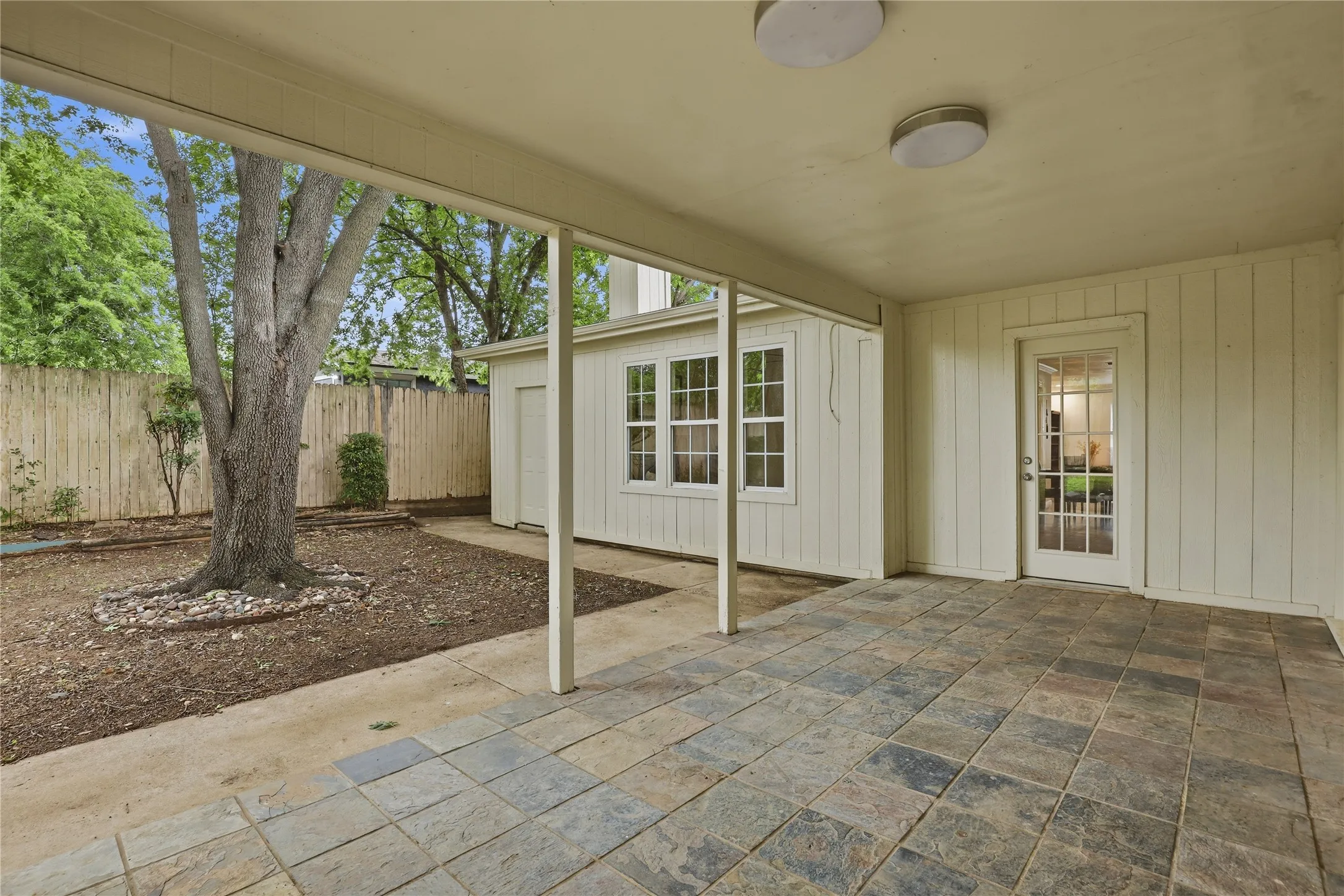 Single Family Residence For Sale in Tarrant County , 1314 E Lovers Lane, Arlington, Texas 76010, 3 Bedroom, 2 Bathroom, 1 Garage spaces, 1,473 Sqft, built in 1954, mls#21391028, Real Estate Agent in Arlington, Homes For Sale in Tarrant county, Homes For Sale in Arlington, Realtor in Arlington Texas, Real Estate Brokerage Independent Realty Texas, Luminita Cordes Realtor