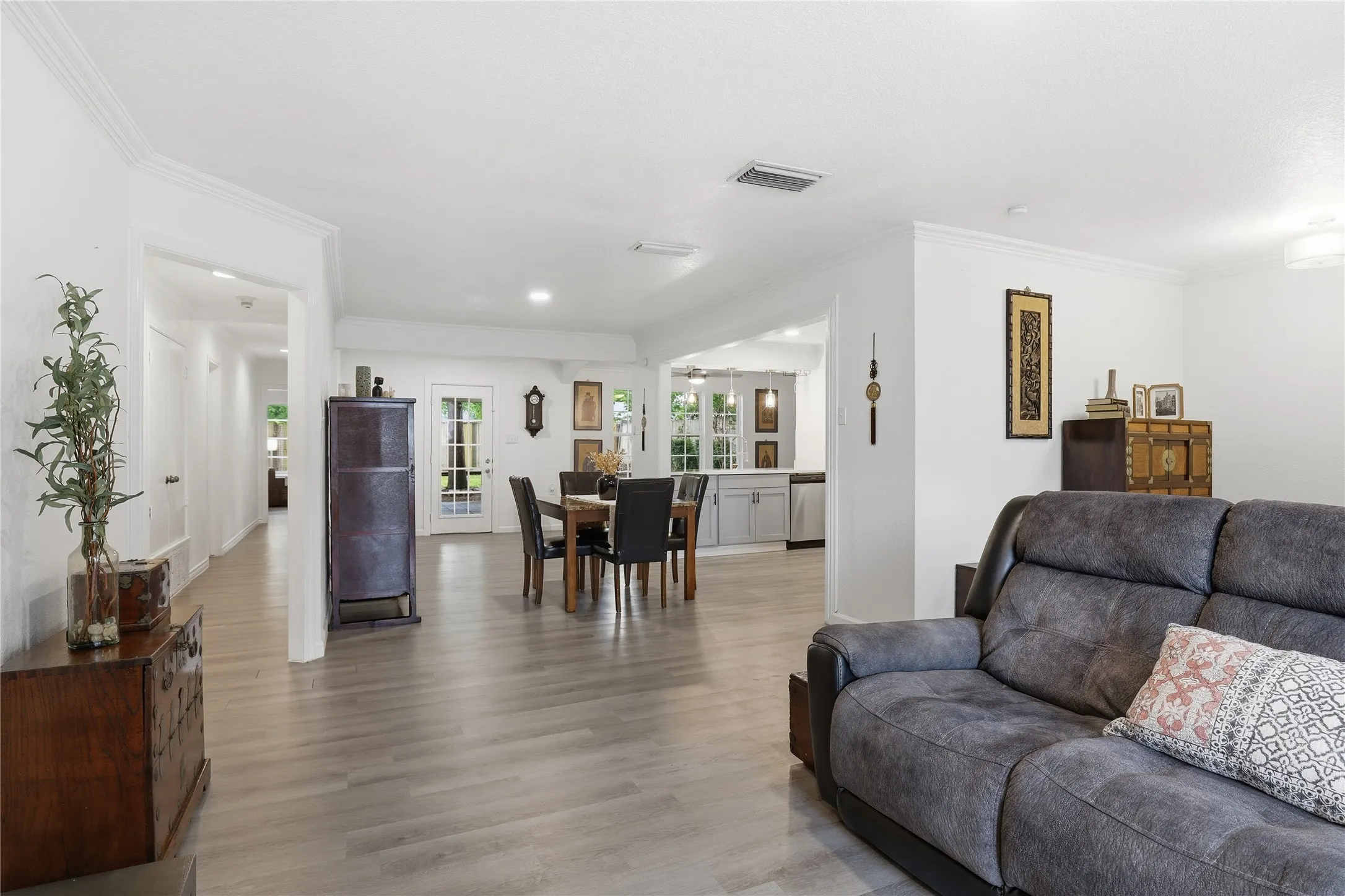 Single Family Residence For Sale in Tarrant County , 1314 E Lovers Lane, Arlington, Texas 76010, 3 Bedroom, 2 Bathroom, 1 Garage spaces, 1,473 Sqft, built in 1954, mls#21391028, Real Estate Agent in Arlington, Homes For Sale in Tarrant county, Homes For Sale in Arlington, Realtor in Arlington Texas, Real Estate Brokerage Independent Realty Texas, Luminita Cordes Realtor