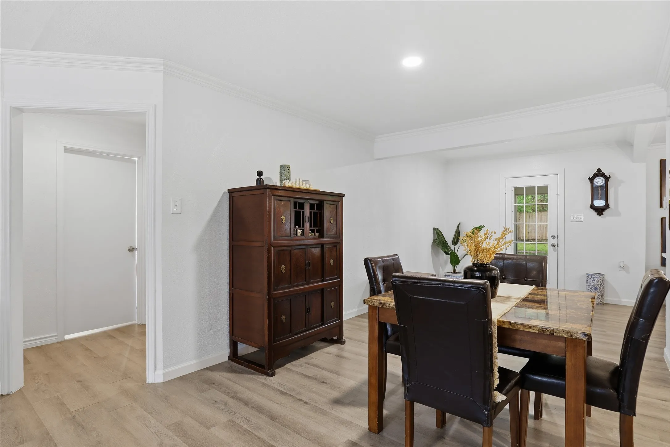 Single Family Residence For Sale in Tarrant County , 1314 E Lovers Lane, Arlington, Texas 76010, 3 Bedroom, 2 Bathroom, 1 Garage spaces, 1,473 Sqft, built in 1954, mls#21391028, Real Estate Agent in Arlington, Homes For Sale in Tarrant county, Homes For Sale in Arlington, Realtor in Arlington Texas, Real Estate Brokerage Independent Realty Texas, Luminita Cordes Realtor