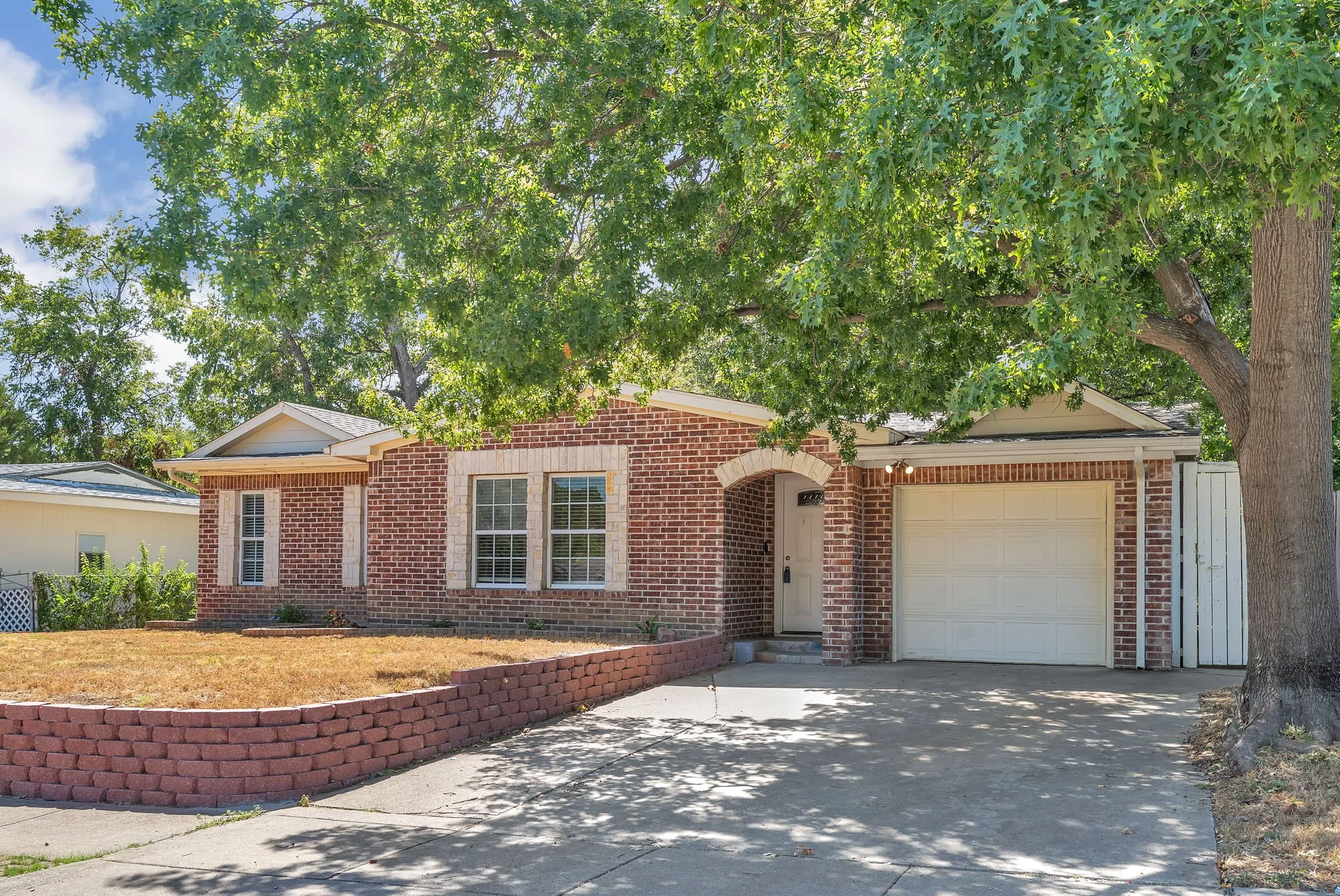 Single Family Residence For Sale in Tarrant County , 1314 E Lovers Lane, Arlington, Texas 76010, 3 Bedroom, 2 Bathroom, 1 Garage spaces, 1,473 Sqft, built in 1954, mls#21391028, Real Estate Agent in Arlington, Homes For Sale in Tarrant county, Homes For Sale in Arlington, Realtor in Arlington Texas, Real Estate Brokerage Independent Realty Texas, Luminita Cordes Realtor