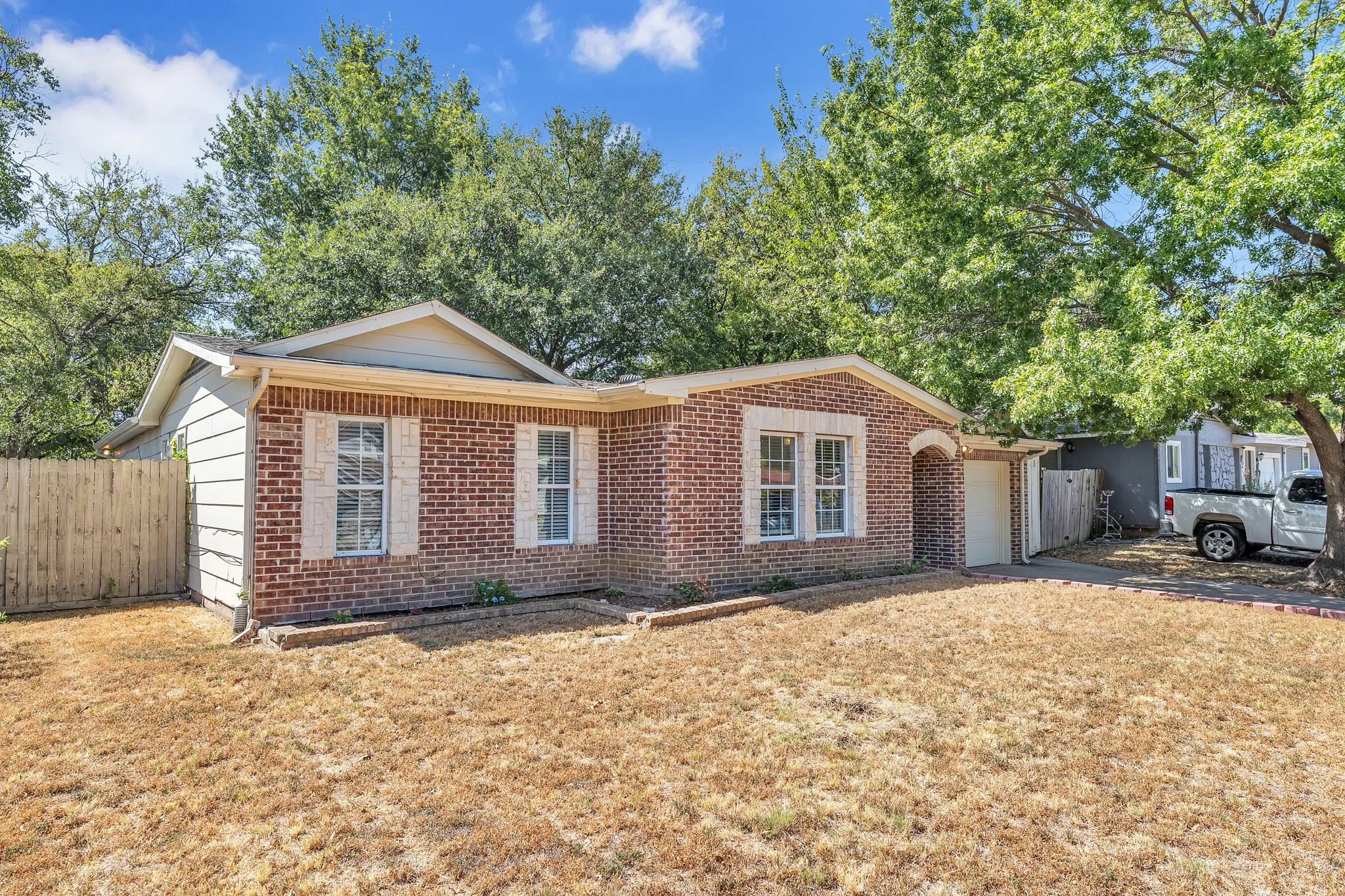 Single Family Residence For Sale in Tarrant County , 1314 E Lovers Lane, Arlington, Texas 76010, 3 Bedroom, 2 Bathroom, 1 Garage spaces, 1,473 Sqft, built in 1954, mls#21391028, Real Estate Agent in Arlington, Homes For Sale in Tarrant county, Homes For Sale in Arlington, Realtor in Arlington Texas, Real Estate Brokerage Independent Realty Texas, Luminita Cordes Realtor