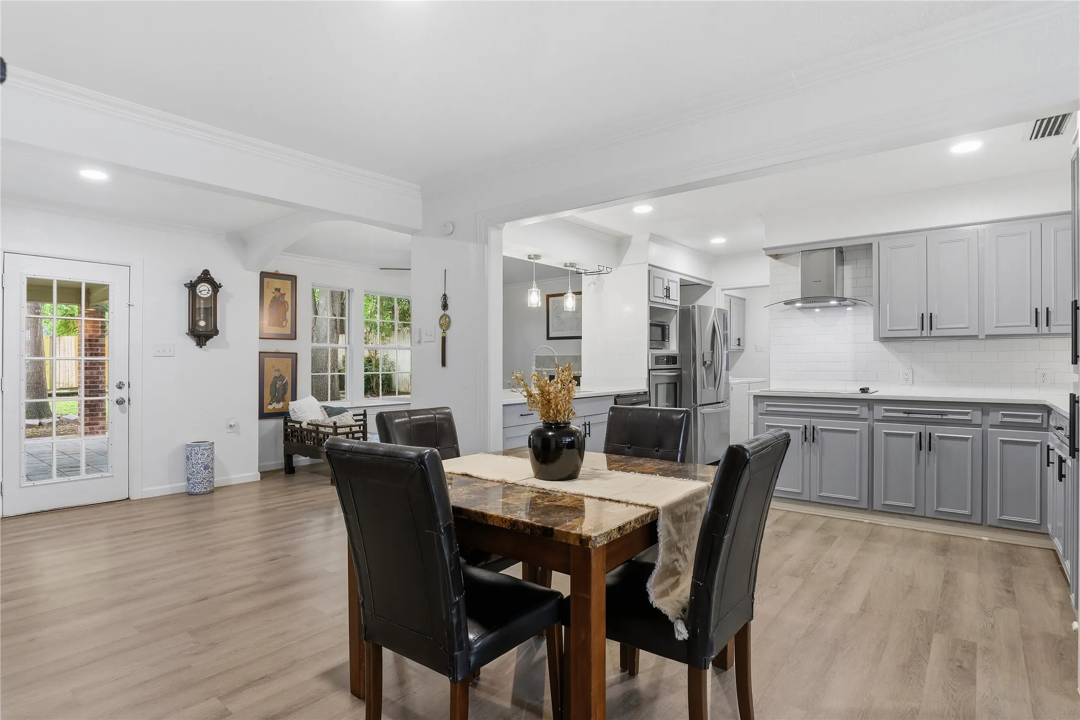 Single Family Residence For Sale in Tarrant County , 1314 E Lovers Lane, Arlington, Texas 76010, 3 Bedroom, 2 Bathroom, 1 Garage spaces, 1,473 Sqft, built in 1954, mls#21391028, Real Estate Agent in Arlington, Homes For Sale in Tarrant county, Homes For Sale in Arlington, Realtor in Arlington Texas, Real Estate Brokerage Independent Realty Texas, Luminita Cordes Realtor