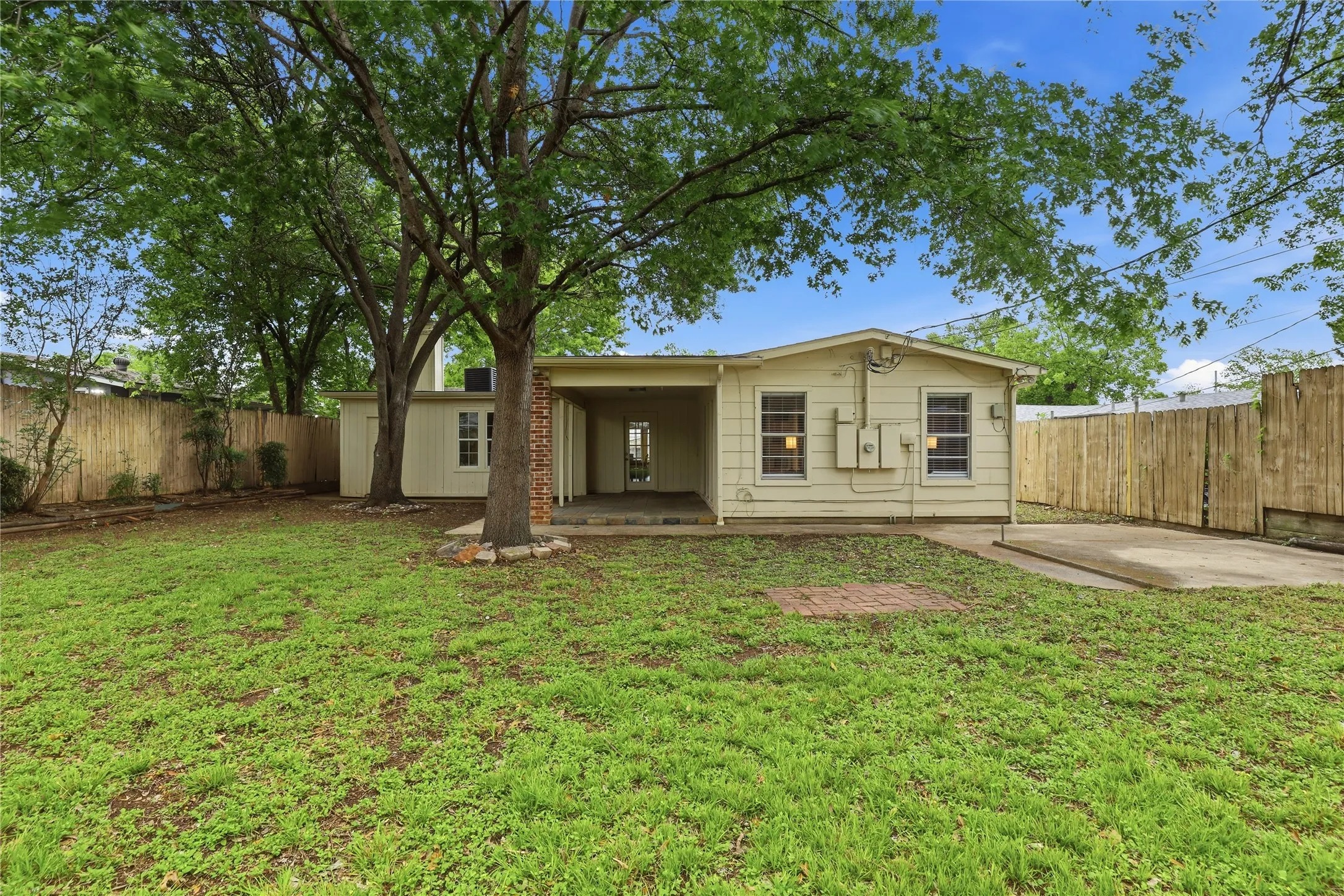 Single Family Residence For Sale in Tarrant County , 1314 E Lovers Lane, Arlington, Texas 76010, 3 Bedroom, 2 Bathroom, 1 Garage spaces, 1,473 Sqft, built in 1954, mls#21391028, Real Estate Agent in Arlington, Homes For Sale in Tarrant county, Homes For Sale in Arlington, Realtor in Arlington Texas, Real Estate Brokerage Independent Realty Texas, Luminita Cordes Realtor