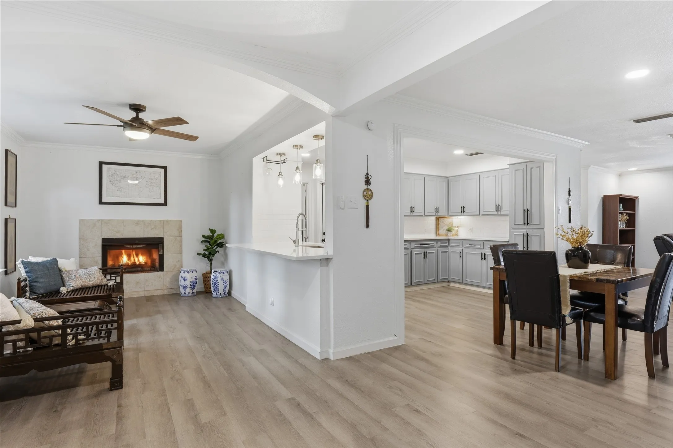 Single Family Residence For Sale in Tarrant County , 1314 E Lovers Lane, Arlington, Texas 76010, 3 Bedroom, 2 Bathroom, 1 Garage spaces, 1,473 Sqft, built in 1954, mls#21391028, Real Estate Agent in Arlington, Homes For Sale in Tarrant county, Homes For Sale in Arlington, Realtor in Arlington Texas, Real Estate Brokerage Independent Realty Texas, Luminita Cordes Realtor