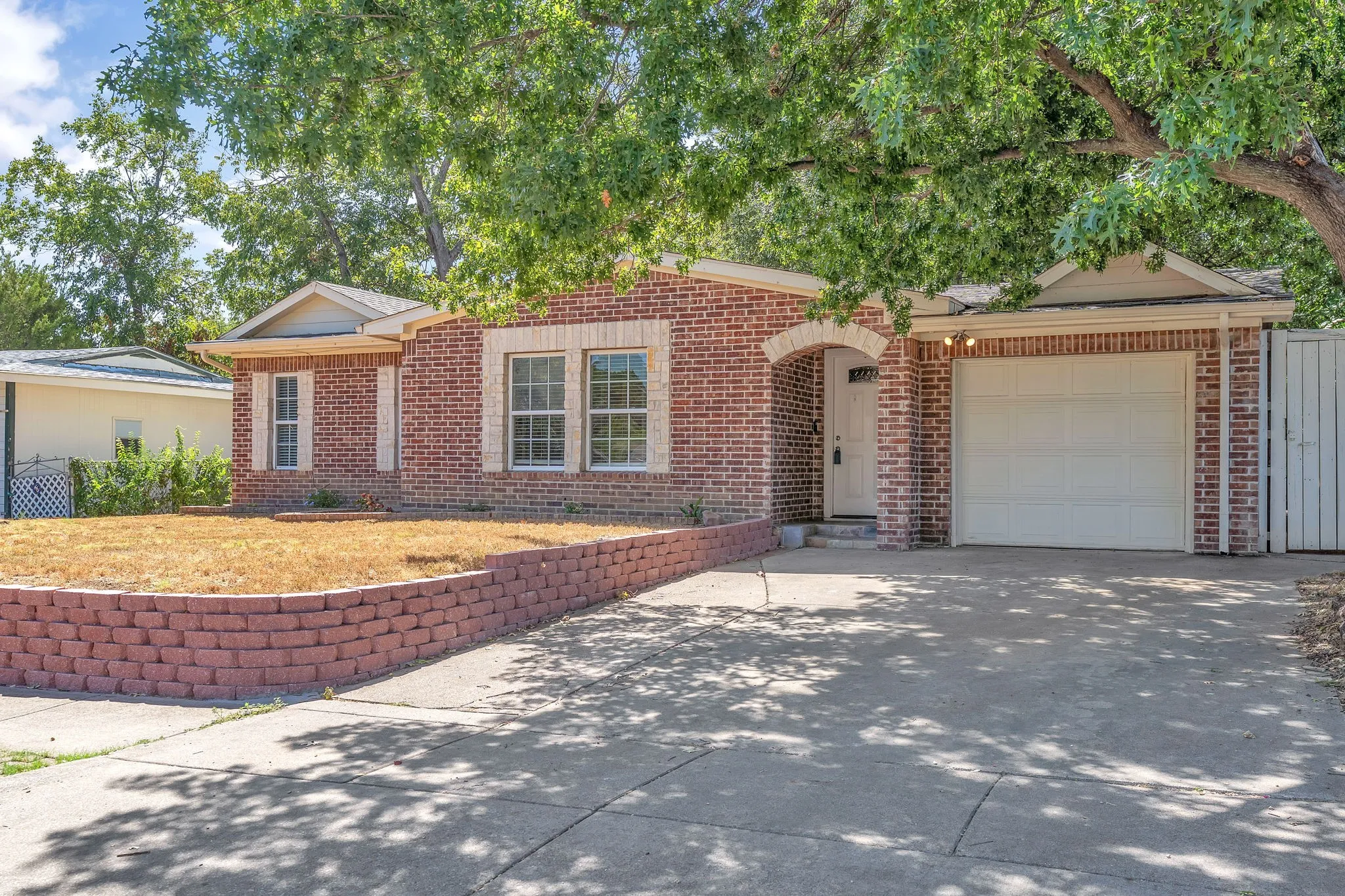 Single Family Residence For Sale in Tarrant County , 1314 E Lovers Lane, Arlington, Texas 76010, 3 Bedroom, 2 Bathroom, 1 Garage spaces, 1,473 Sqft, built in 1954, mls#21391028, Real Estate Agent in Arlington, Homes For Sale in Tarrant county, Homes For Sale in Arlington, Realtor in Arlington Texas, Real Estate Brokerage Independent Realty Texas, Luminita Cordes Realtor