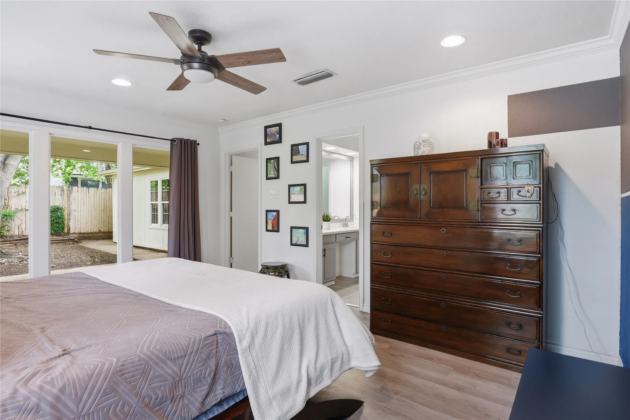 Single Family Residence For Sale in Tarrant County , 1314 E Lovers Lane, Arlington, Texas 76010, 3 Bedroom, 2 Bathroom, 1 Garage spaces, 1,473 Sqft, built in 1954, mls#21391028, Real Estate Agent in Arlington, Homes For Sale in Tarrant county, Homes For Sale in Arlington, Realtor in Arlington Texas, Real Estate Brokerage Independent Realty Texas, Luminita Cordes Realtor