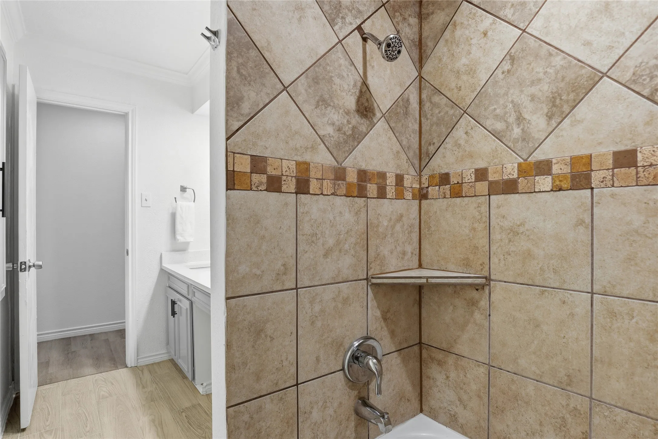 Single Family Residence For Sale in Tarrant County , 1314 E Lovers Lane, Arlington, Texas 76010, 3 Bedroom, 2 Bathroom, 1 Garage spaces, 1,473 Sqft, built in 1954, mls#21391028, Real Estate Agent in Arlington, Homes For Sale in Tarrant county, Homes For Sale in Arlington, Realtor in Arlington Texas, Real Estate Brokerage Independent Realty Texas, Luminita Cordes Realtor