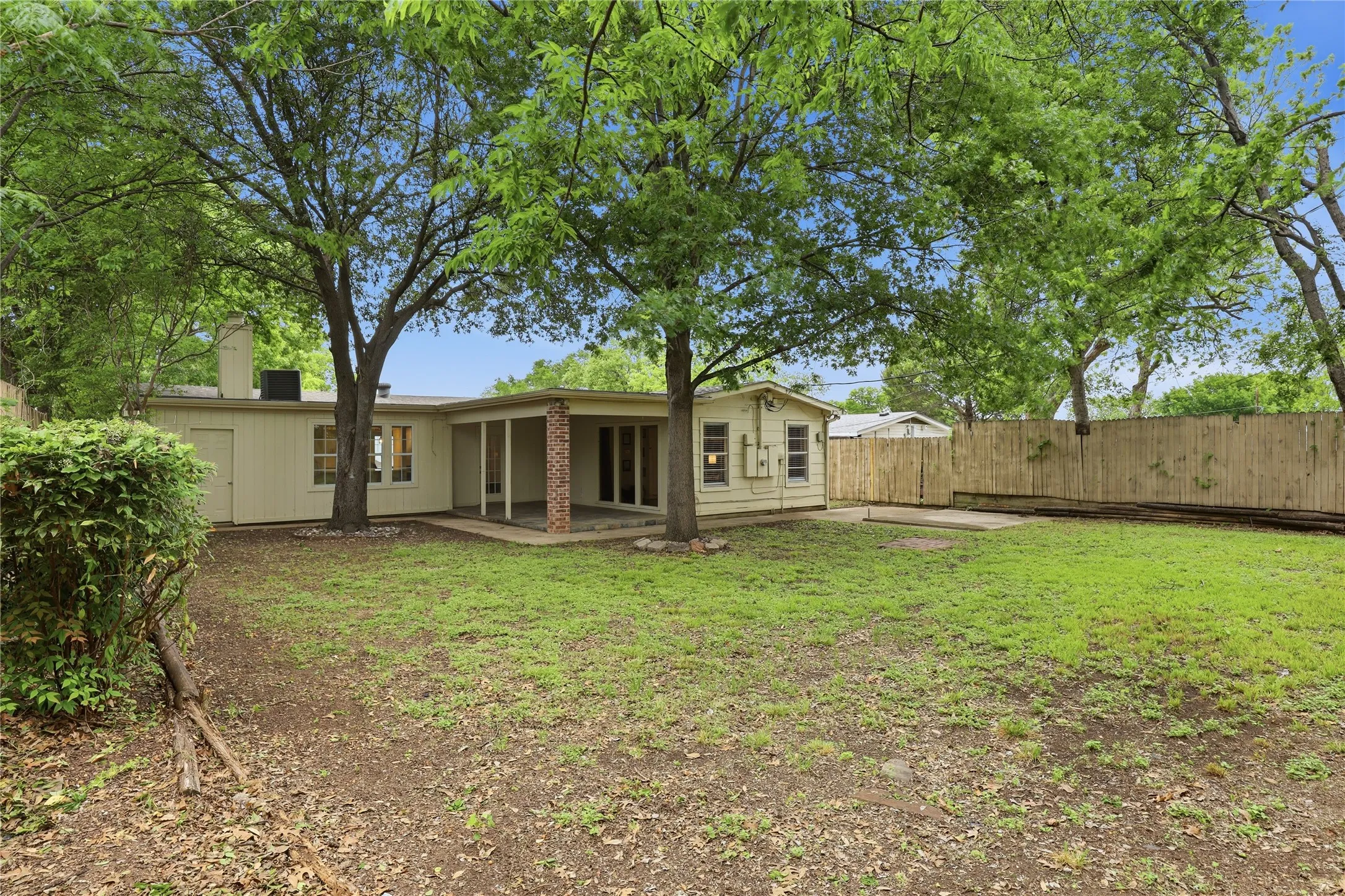 Single Family Residence For Sale in Tarrant County , 1314 E Lovers Lane, Arlington, Texas 76010, 3 Bedroom, 2 Bathroom, 1 Garage spaces, 1,473 Sqft, built in 1954, mls#21391028, Real Estate Agent in Arlington, Homes For Sale in Tarrant county, Homes For Sale in Arlington, Realtor in Arlington Texas, Real Estate Brokerage Independent Realty Texas, Luminita Cordes Realtor