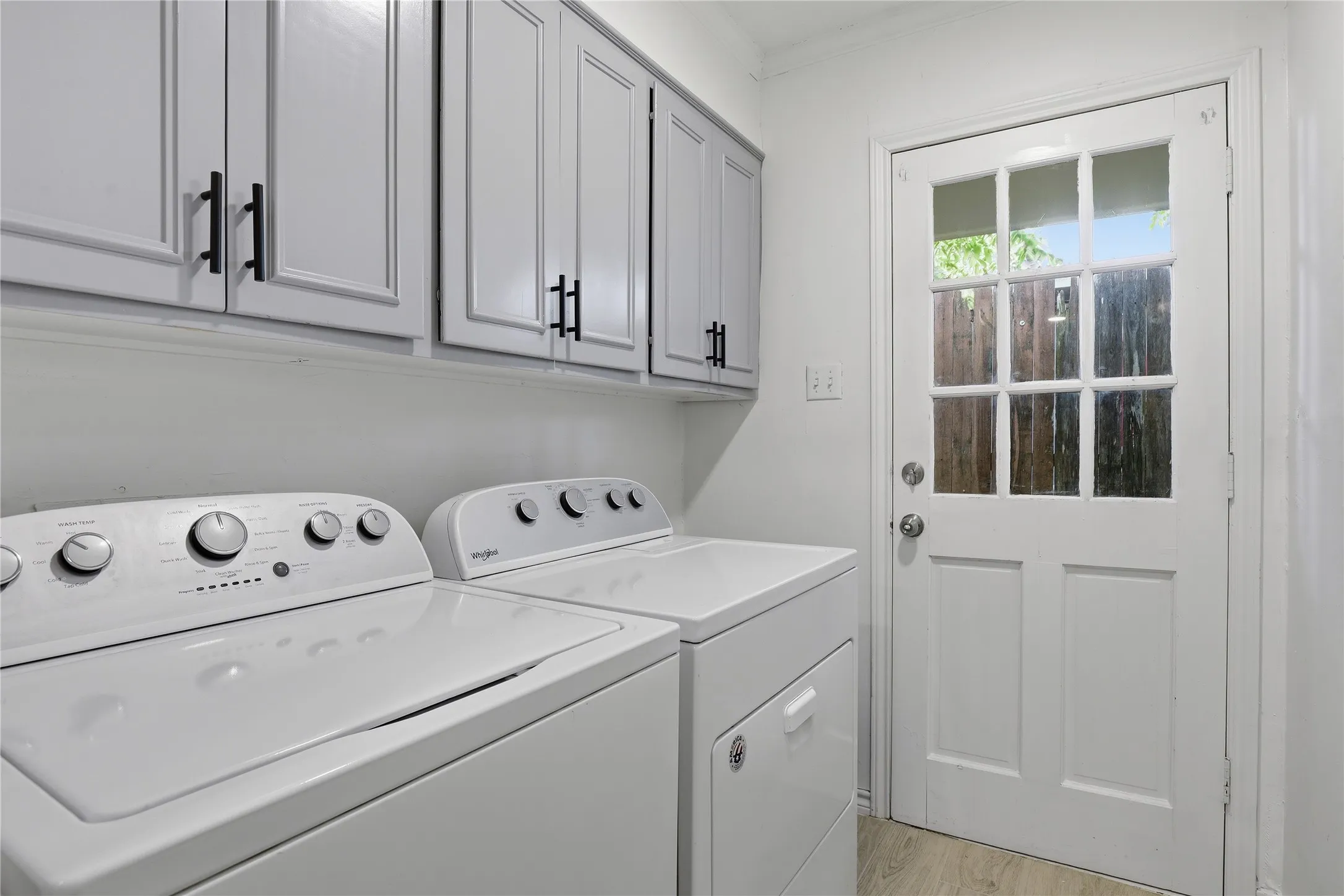 Single Family Residence For Sale in Tarrant County , 1314 E Lovers Lane, Arlington, Texas 76010, 3 Bedroom, 2 Bathroom, 1 Garage spaces, 1,473 Sqft, built in 1954, mls#21391028, Real Estate Agent in Arlington, Homes For Sale in Tarrant county, Homes For Sale in Arlington, Realtor in Arlington Texas, Real Estate Brokerage Independent Realty Texas, Luminita Cordes Realtor
