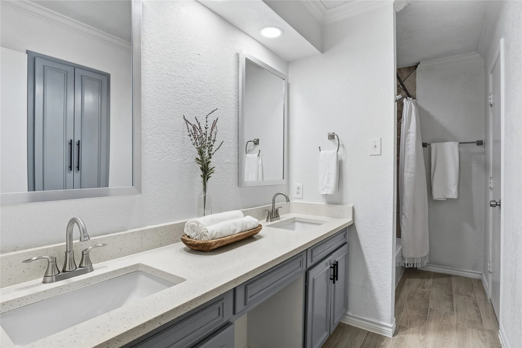 Single Family Residence For Sale in Tarrant County , 1314 E Lovers Lane, Arlington, Texas 76010, 3 Bedroom, 2 Bathroom, 1 Garage spaces, 1,473 Sqft, built in 1954, mls#21391028, Real Estate Agent in Arlington, Homes For Sale in Tarrant county, Homes For Sale in Arlington, Realtor in Arlington Texas, Real Estate Brokerage Independent Realty Texas, Luminita Cordes Realtor