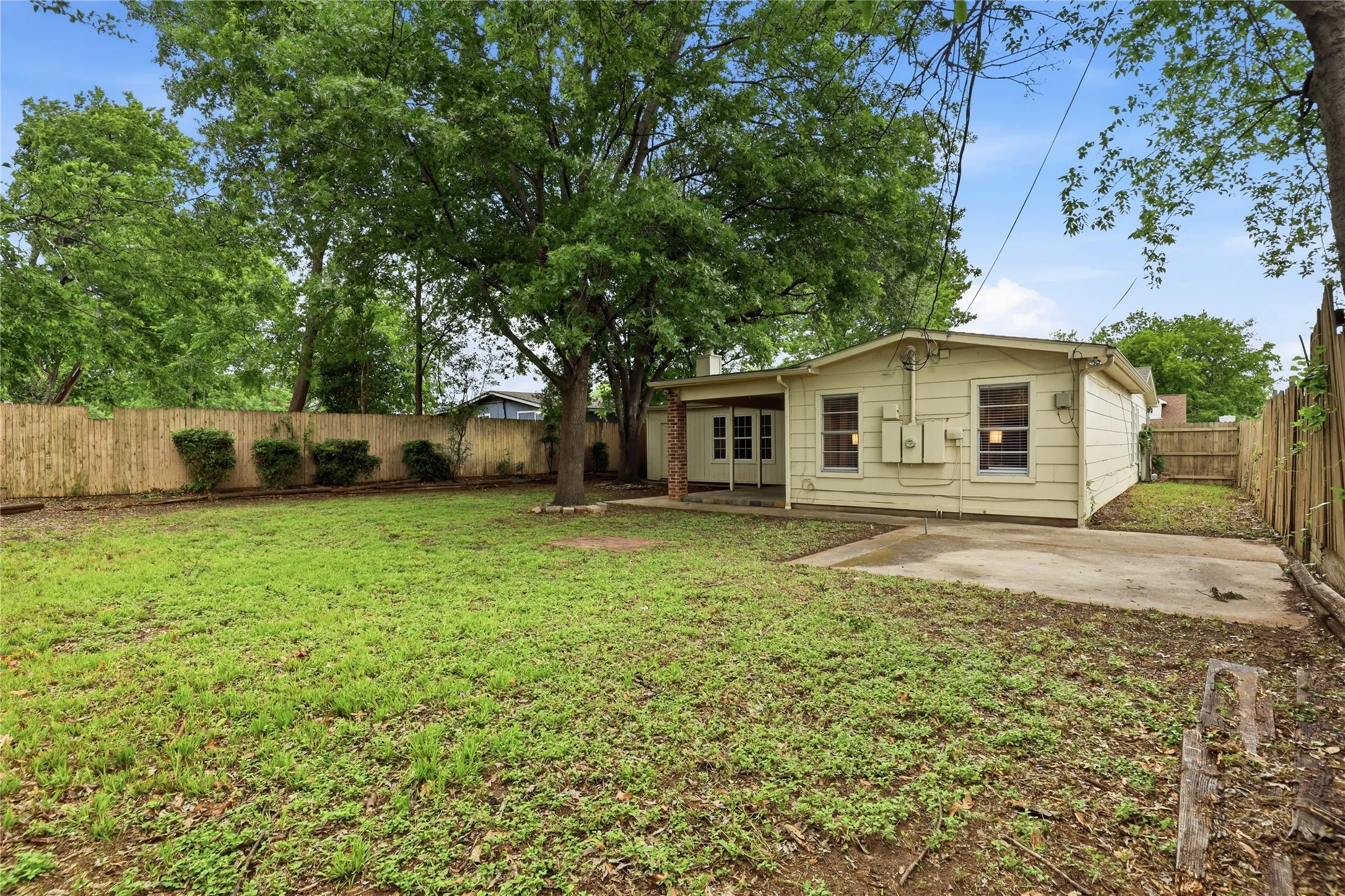 Single Family Residence For Sale in Tarrant County , 1314 E Lovers Lane, Arlington, Texas 76010, 3 Bedroom, 2 Bathroom, 1 Garage spaces, 1,473 Sqft, built in 1954, mls#21391028, Real Estate Agent in Arlington, Homes For Sale in Tarrant county, Homes For Sale in Arlington, Realtor in Arlington Texas, Real Estate Brokerage Independent Realty Texas, Luminita Cordes Realtor