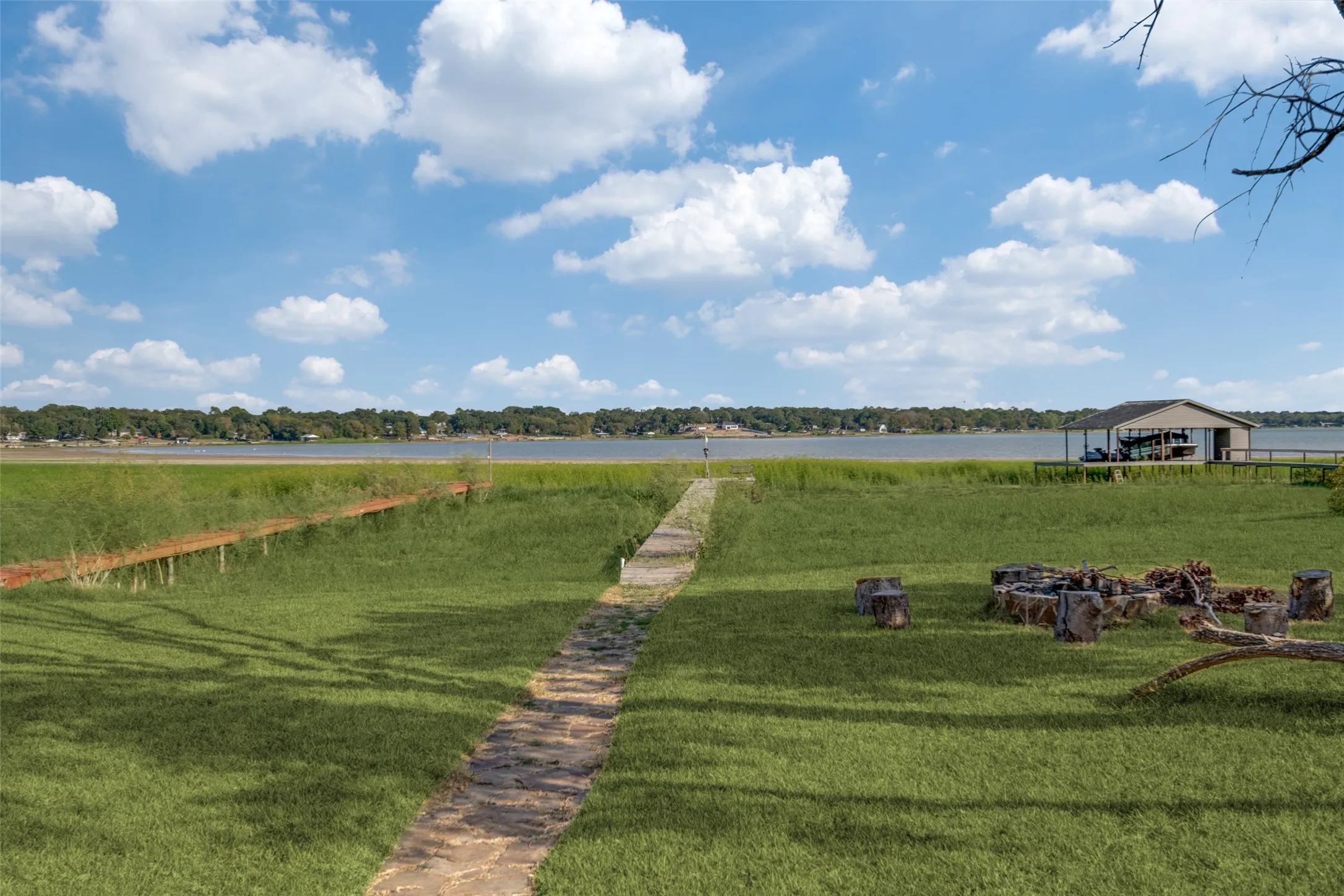 Single Family Residence For Rent in Henderson County , 230 Overlook Trail, Gun Barrel City, Texas 75156, 3 Bedroom, 2 Bathroom, 2 Garage spaces, 1,272 Sqft, built in 1974, mls#21390991, Real Estate Agent in Gun Barrel City, Homes For Rent in Henderson county, Homes For Rent in Gun Barrel City, Realtor in Gun Barrel City Texas, Real Estate Brokerage Independent Realty Texas, Luminita Cordes Realtor