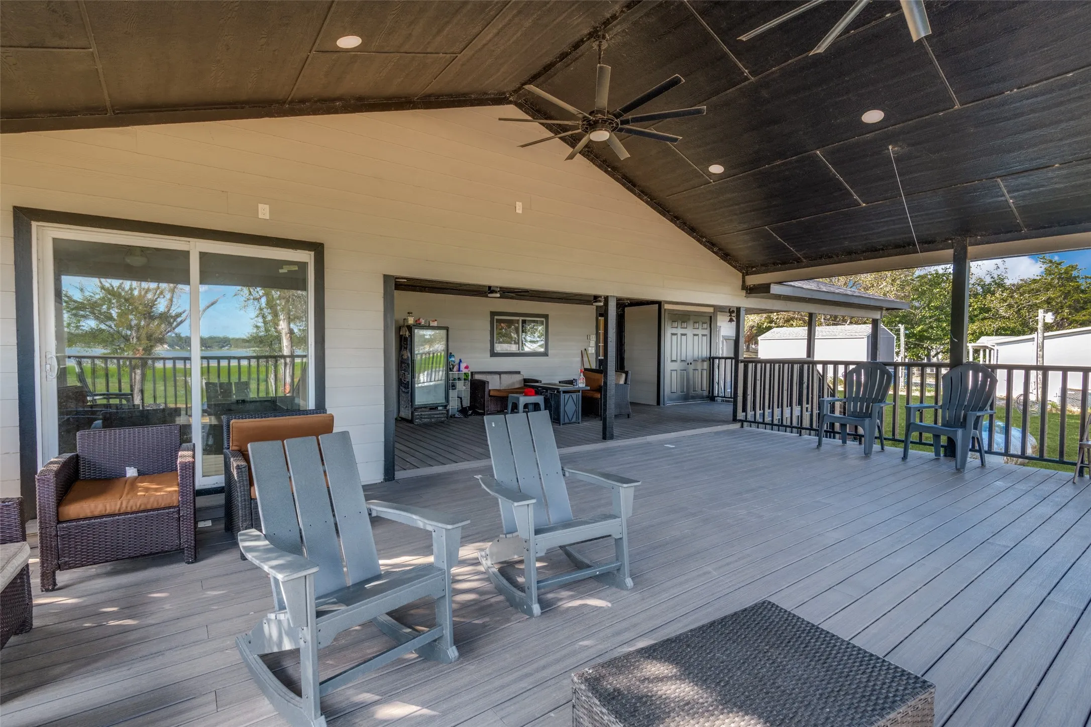 Single Family Residence For Rent in Henderson County , 230 Overlook Trail, Gun Barrel City, Texas 75156, 3 Bedroom, 2 Bathroom, 2 Garage spaces, 1,272 Sqft, built in 1974, mls#21390991, Real Estate Agent in Gun Barrel City, Homes For Rent in Henderson county, Homes For Rent in Gun Barrel City, Realtor in Gun Barrel City Texas, Real Estate Brokerage Independent Realty Texas, Luminita Cordes Realtor