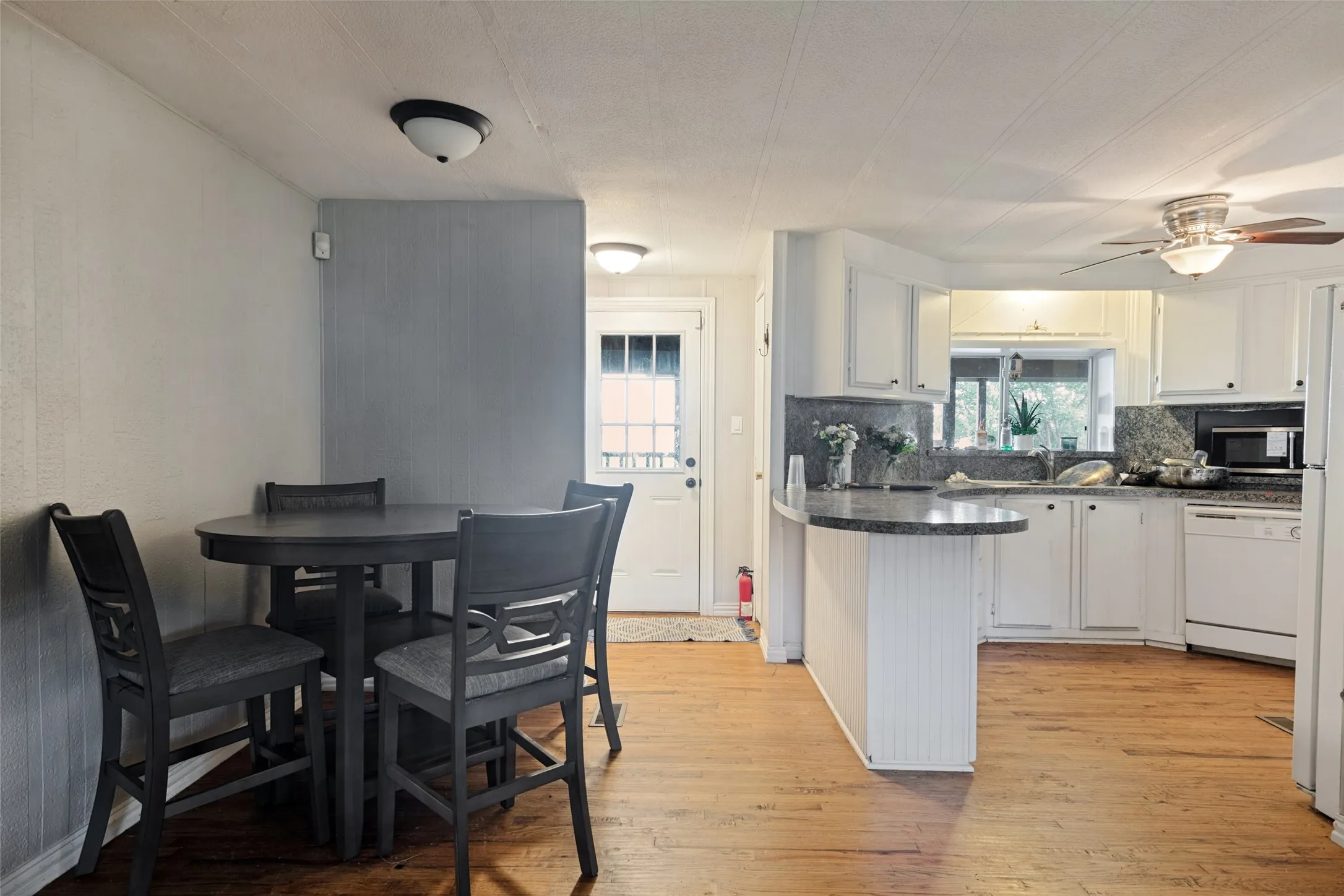Single Family Residence For Rent in Henderson County , 230 Overlook Trail, Gun Barrel City, Texas 75156, 3 Bedroom, 2 Bathroom, 2 Garage spaces, 1,272 Sqft, built in 1974, mls#21390991, Real Estate Agent in Gun Barrel City, Homes For Rent in Henderson county, Homes For Rent in Gun Barrel City, Realtor in Gun Barrel City Texas, Real Estate Brokerage Independent Realty Texas, Luminita Cordes Realtor