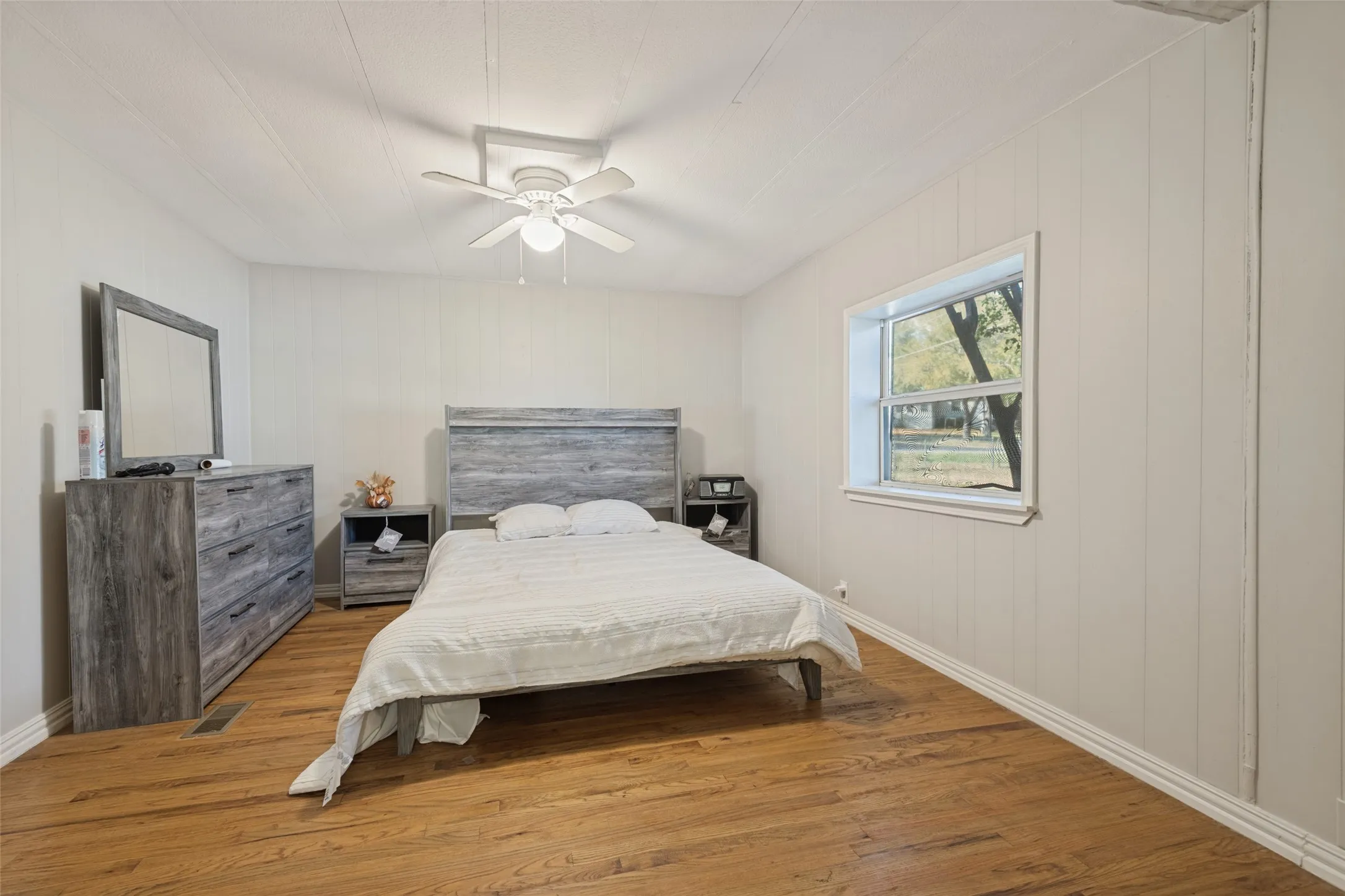 Single Family Residence For Rent in Henderson County , 230 Overlook Trail, Gun Barrel City, Texas 75156, 3 Bedroom, 2 Bathroom, 2 Garage spaces, 1,272 Sqft, built in 1974, mls#21390991, Real Estate Agent in Gun Barrel City, Homes For Rent in Henderson county, Homes For Rent in Gun Barrel City, Realtor in Gun Barrel City Texas, Real Estate Brokerage Independent Realty Texas, Luminita Cordes Realtor
