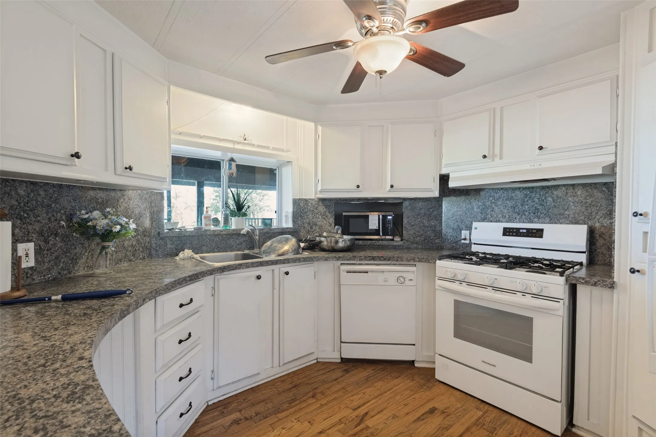 Single Family Residence For Rent in Henderson County , 230 Overlook Trail, Gun Barrel City, Texas 75156, 3 Bedroom, 2 Bathroom, 2 Garage spaces, 1,272 Sqft, built in 1974, mls#21390991, Real Estate Agent in Gun Barrel City, Homes For Rent in Henderson county, Homes For Rent in Gun Barrel City, Realtor in Gun Barrel City Texas, Real Estate Brokerage Independent Realty Texas, Luminita Cordes Realtor