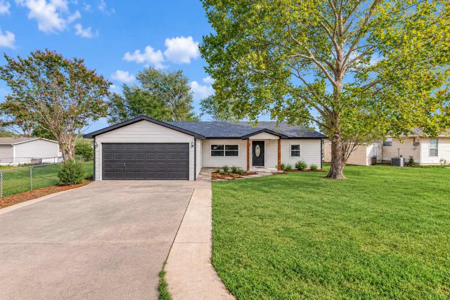 Single Family Residence For Rent in Henderson County , 230 Overlook Trail, Gun Barrel City, Texas 75156, 3 Bedroom, 2 Bathroom, 2 Garage spaces, 1,272 Sqft, built in 1974, mls#21390991, Real Estate Agent in Gun Barrel City, Homes For Rent in Henderson county, Homes For Rent in Gun Barrel City, Realtor in Gun Barrel City Texas, Real Estate Brokerage Independent Realty Texas, Luminita Cordes Realtor